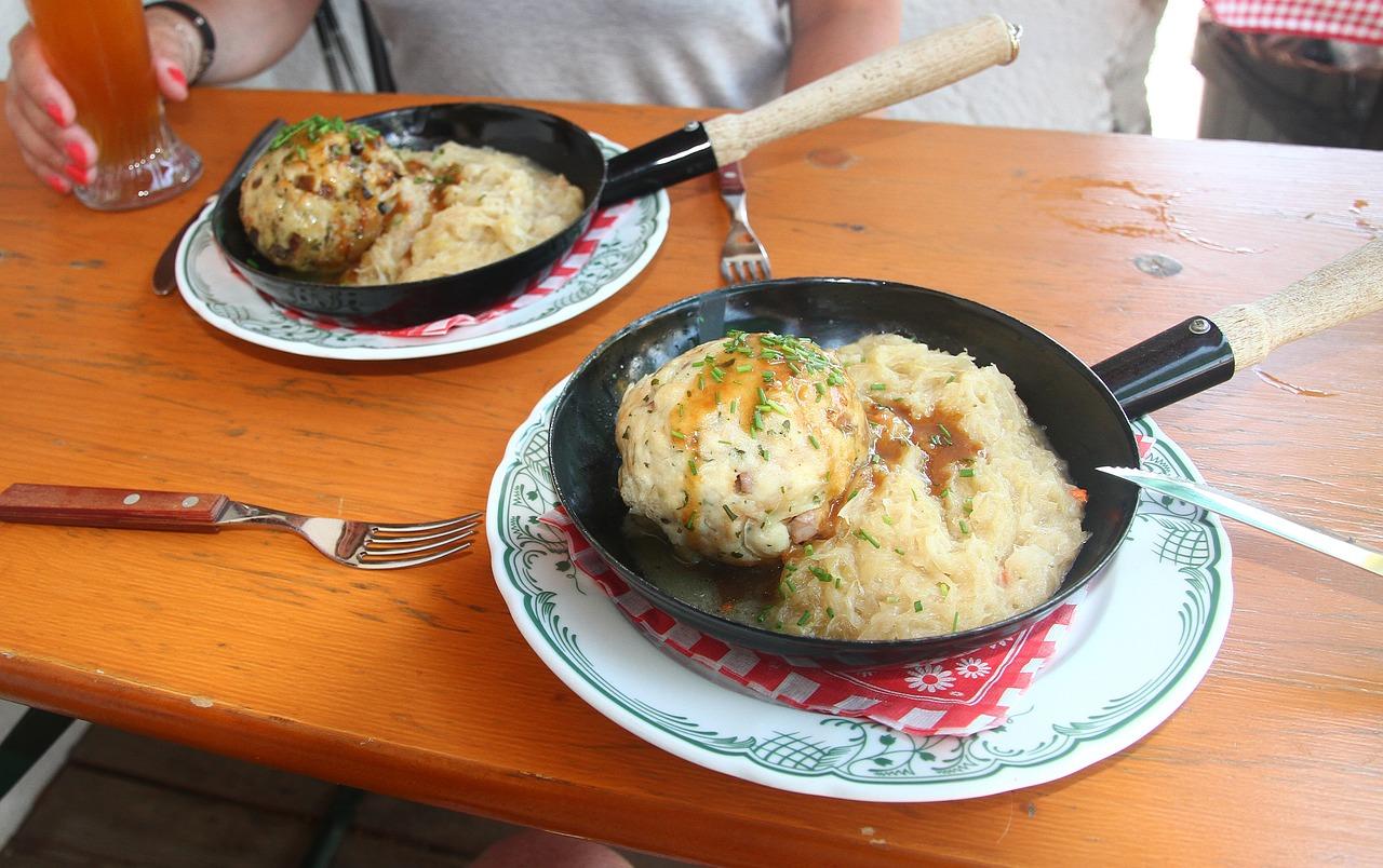 Tiroler Speckknödel sind ein beliebtes österreichisches Gericht in den Almhütten.