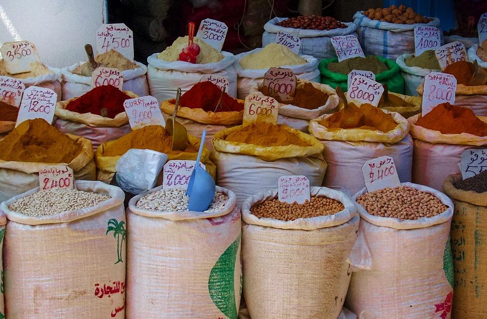 Der tunesische Dialekt, den Du zum Beispiel auf dem Markt brauchst, ist anders als der marokkanische.