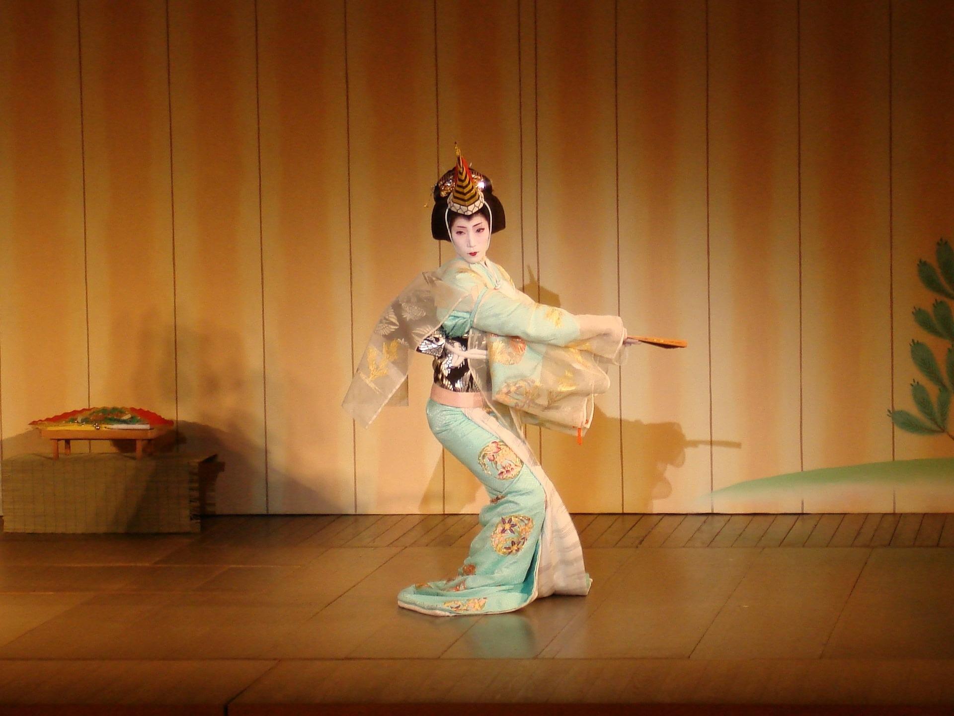 Eine tanzende Geisha gehört zur japanischen Tradition.