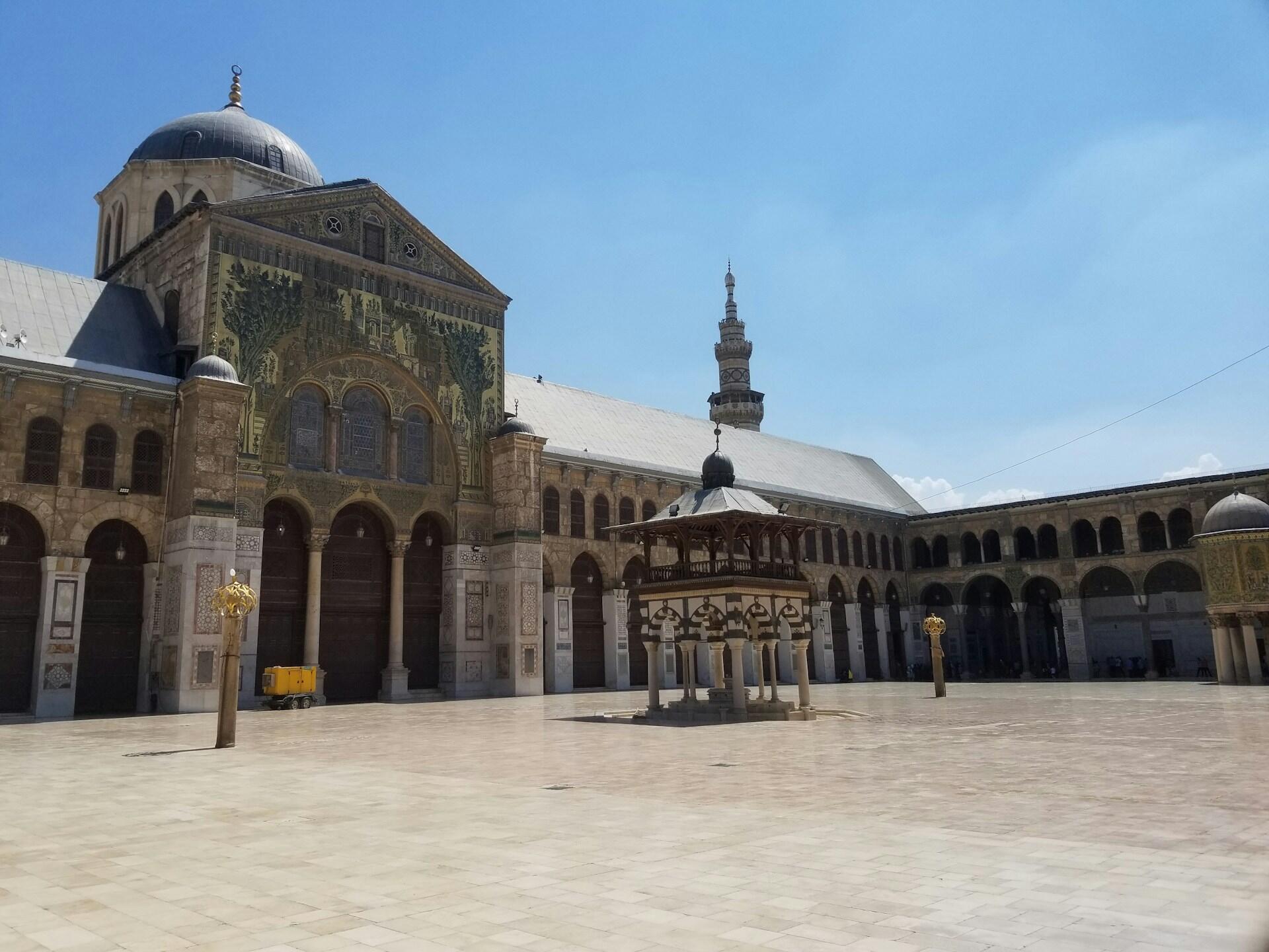 Innenhof einer Moschee vor blauem Himmel.