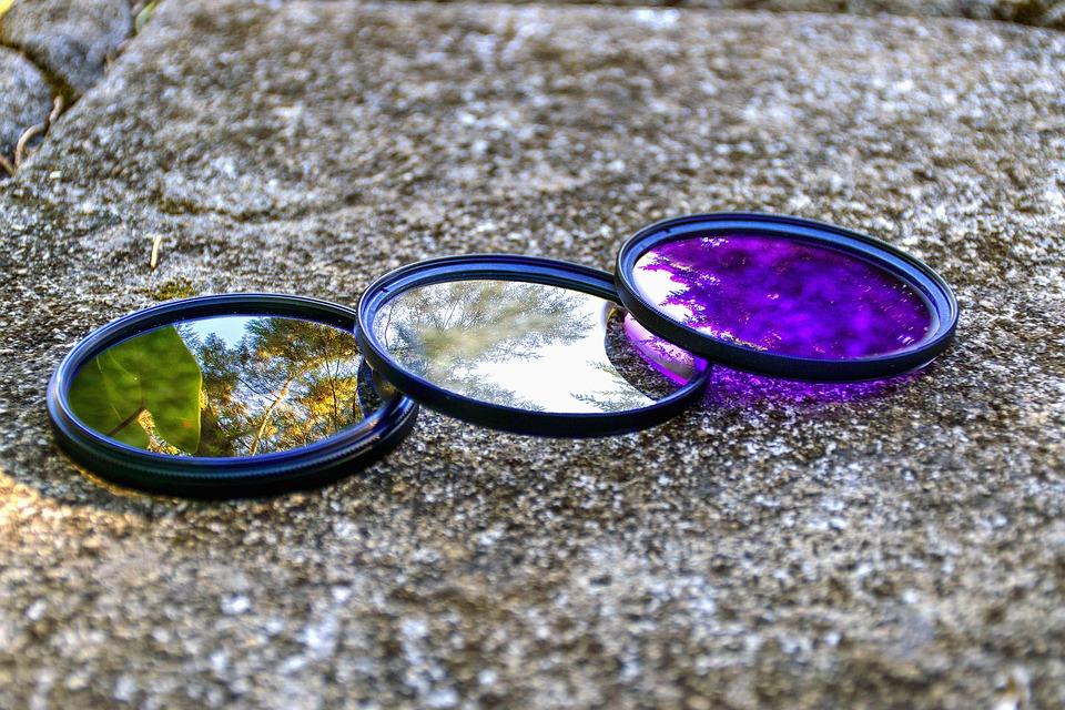 Mit welchen Hilfsmitteln kann man die Farbe und Lichtmenge beim Fotografieren beeinflussen?