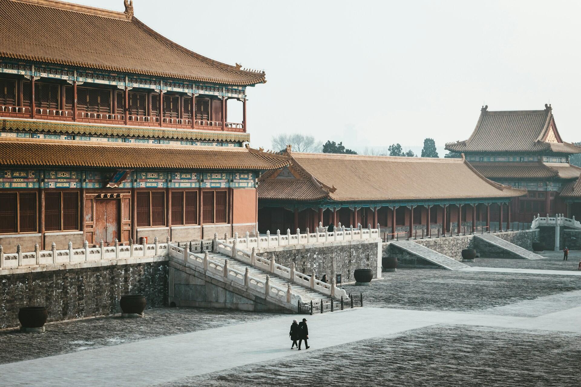 Tempel mit zwei Menschen auf dem Weg davor.