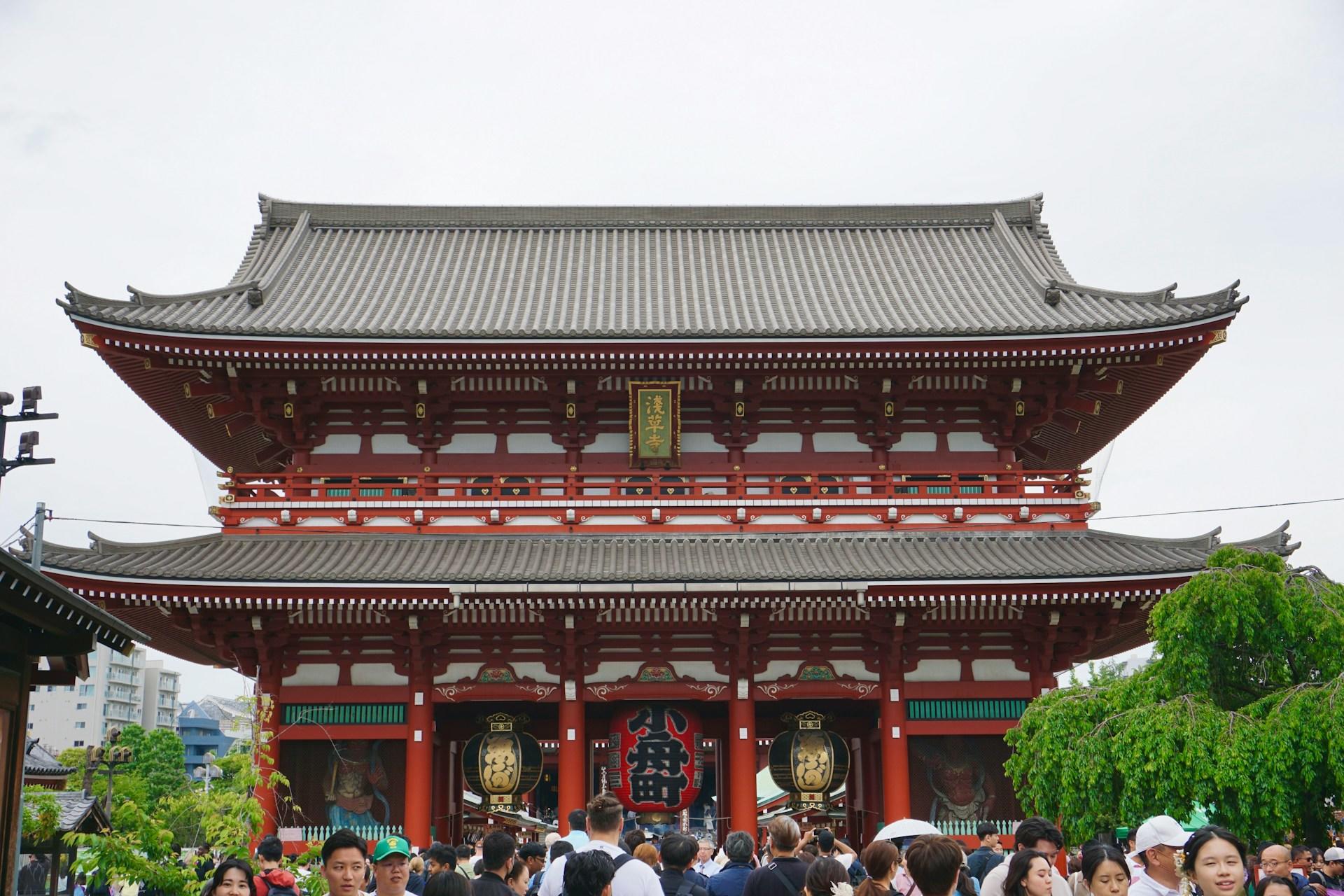 Menschen stehen vor einem japanischen Tempel