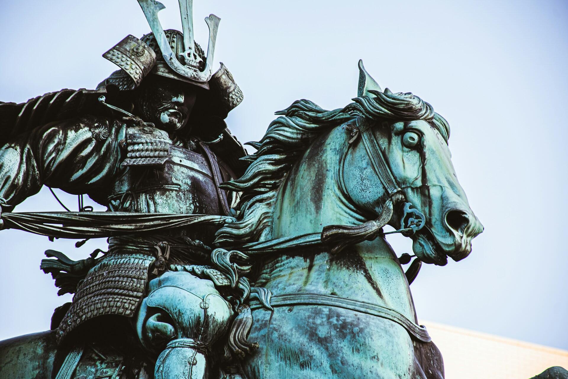 Statue eines Samurai auf einem Pferd