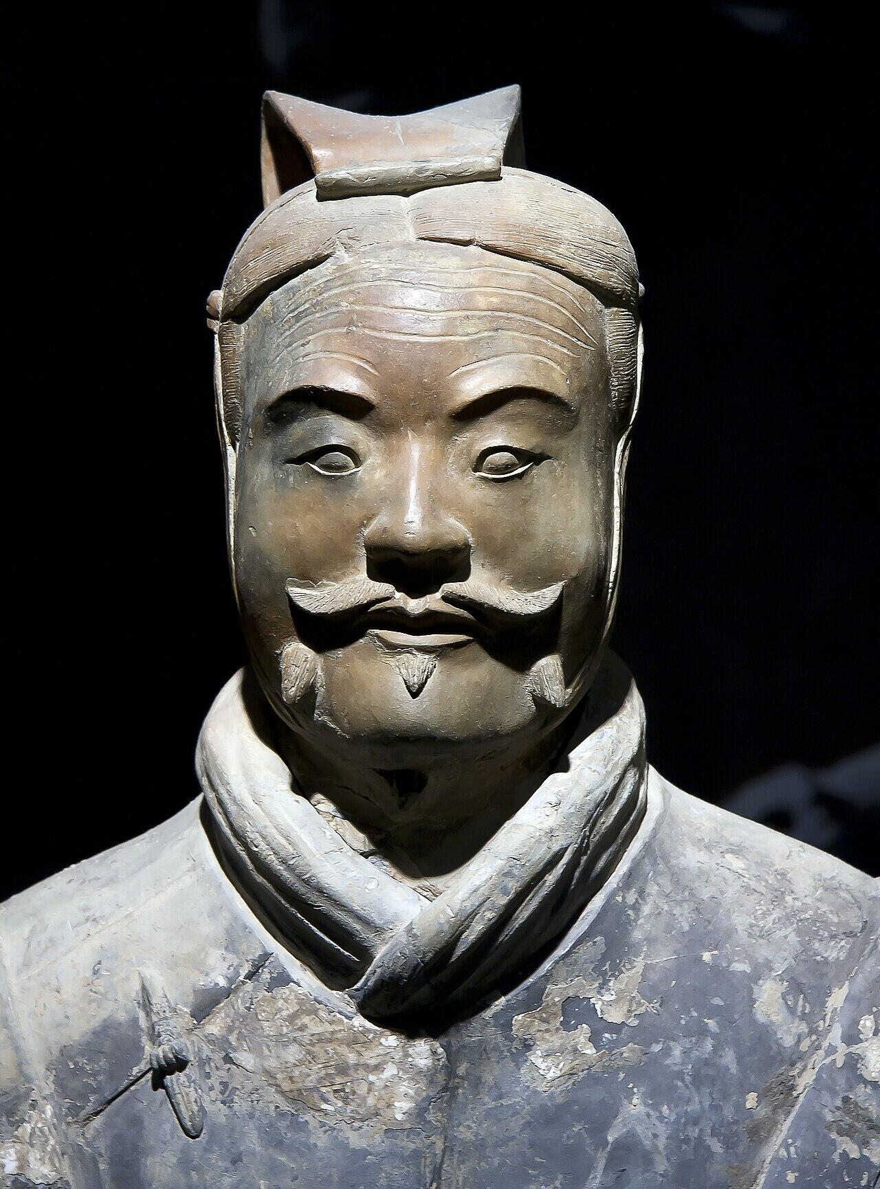 Nahaufnahme einer Offiziersfigur mittleren Ranges