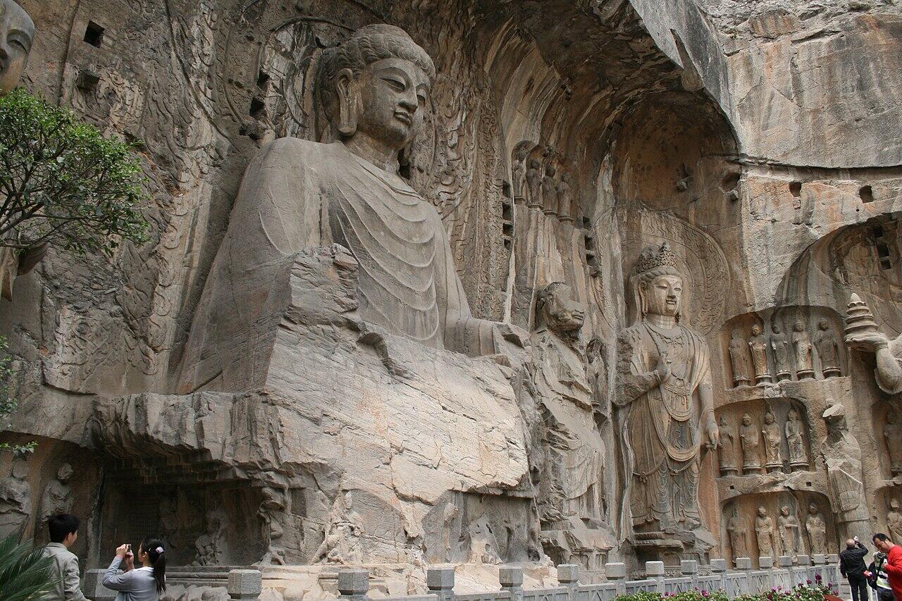 Eine Buddha Figur aus Stein gemeißelt