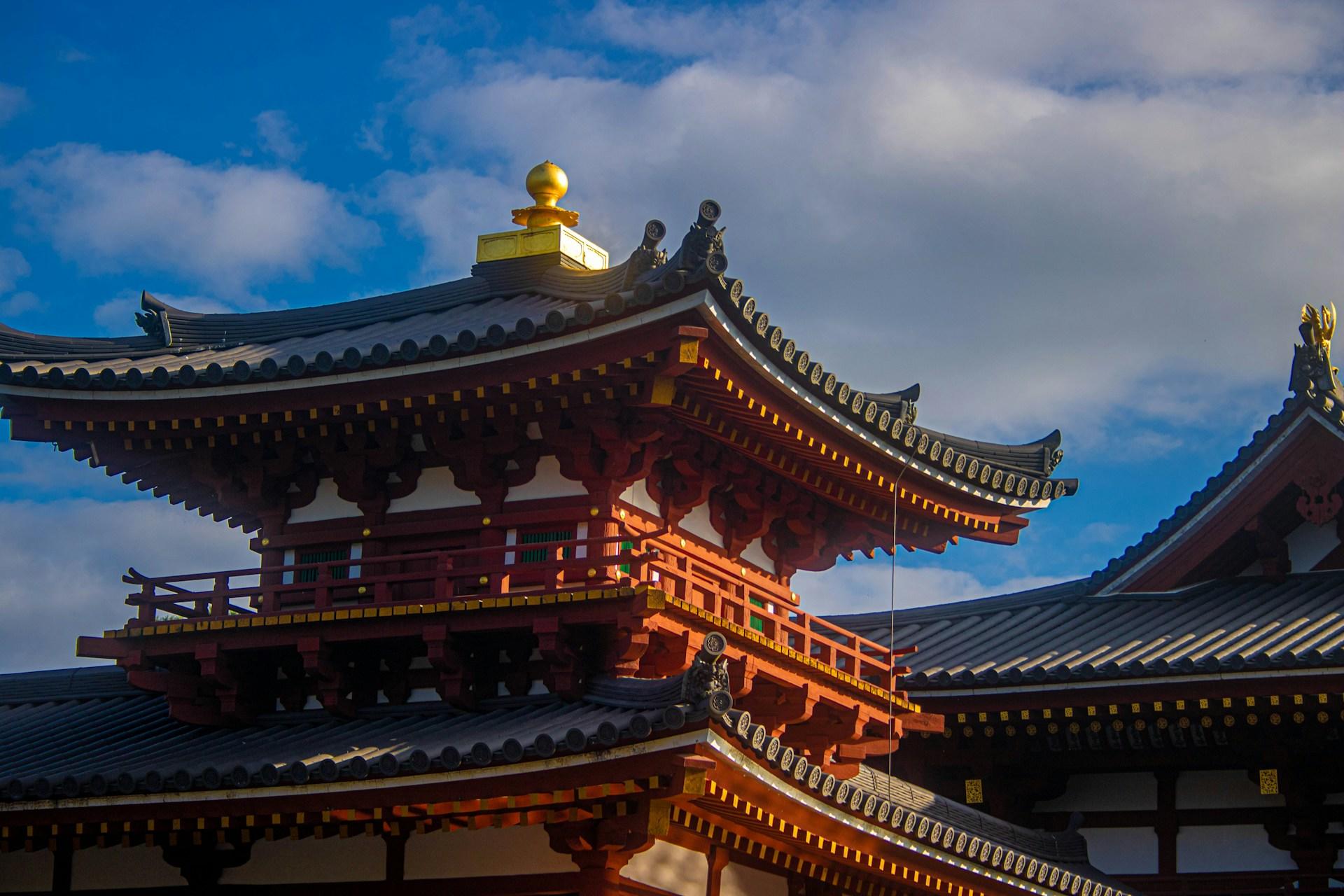 Tempel mit Dach vor blauem Himmel.