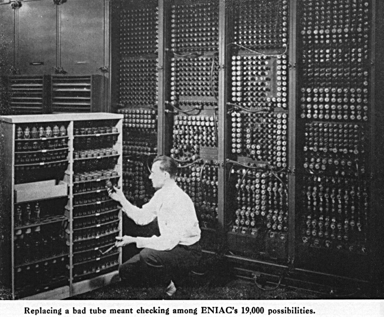 Ein MAnn tauscht eine Elektronenröhre am ENIAC aus.