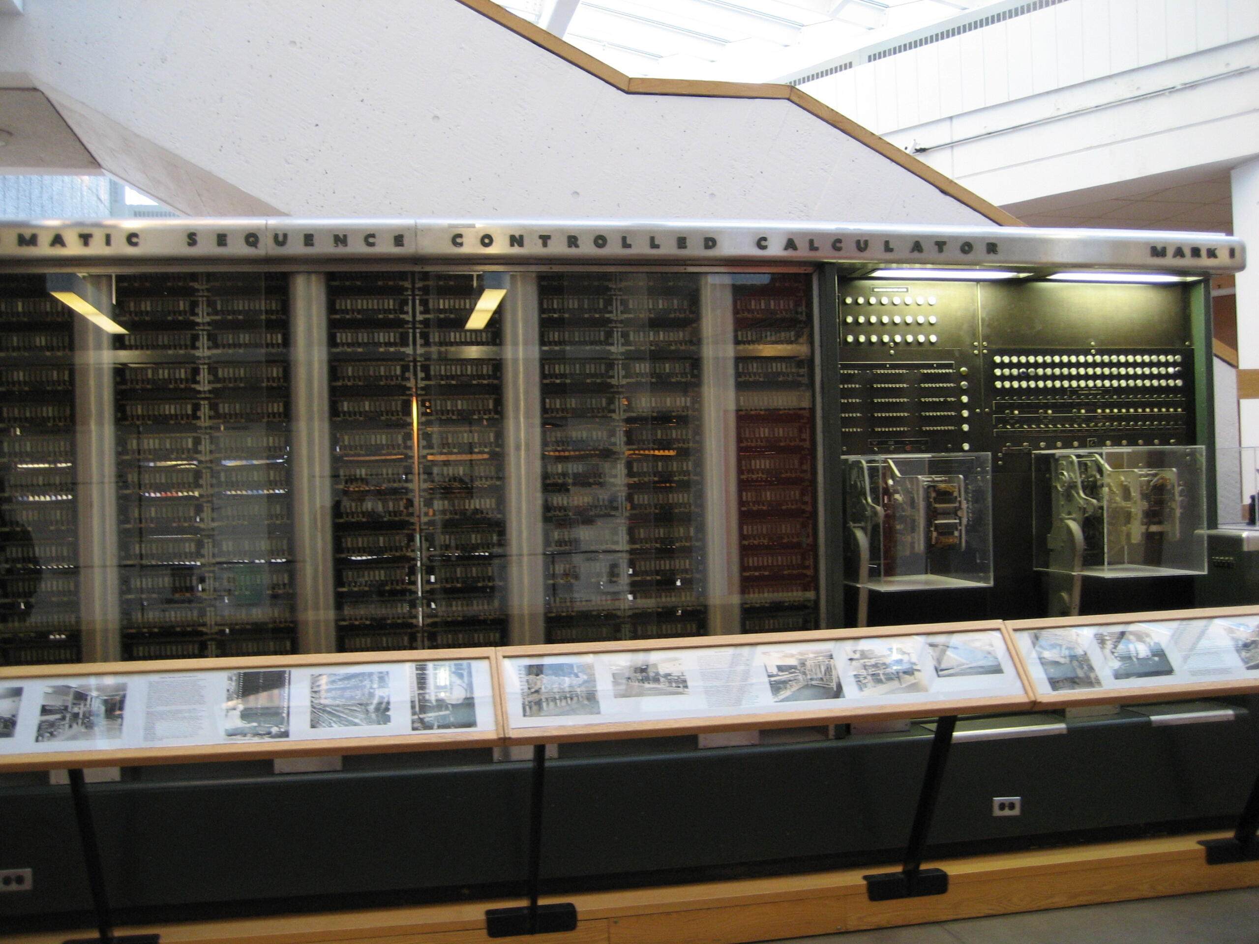 Der Harvard Mark I 2 Computer in einem Museum.