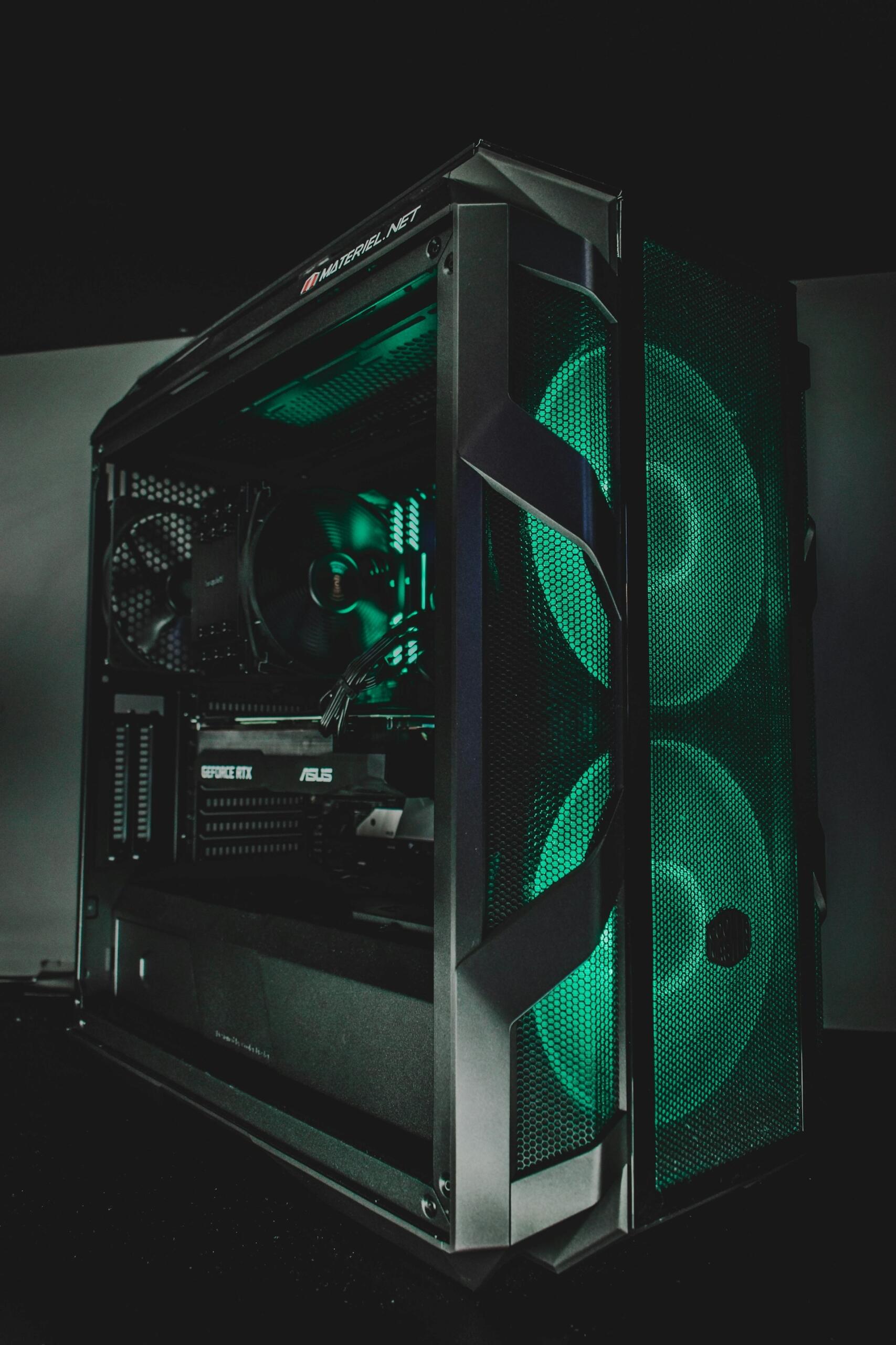 Ein Gaming Computer mit grüner Beleuchtung.