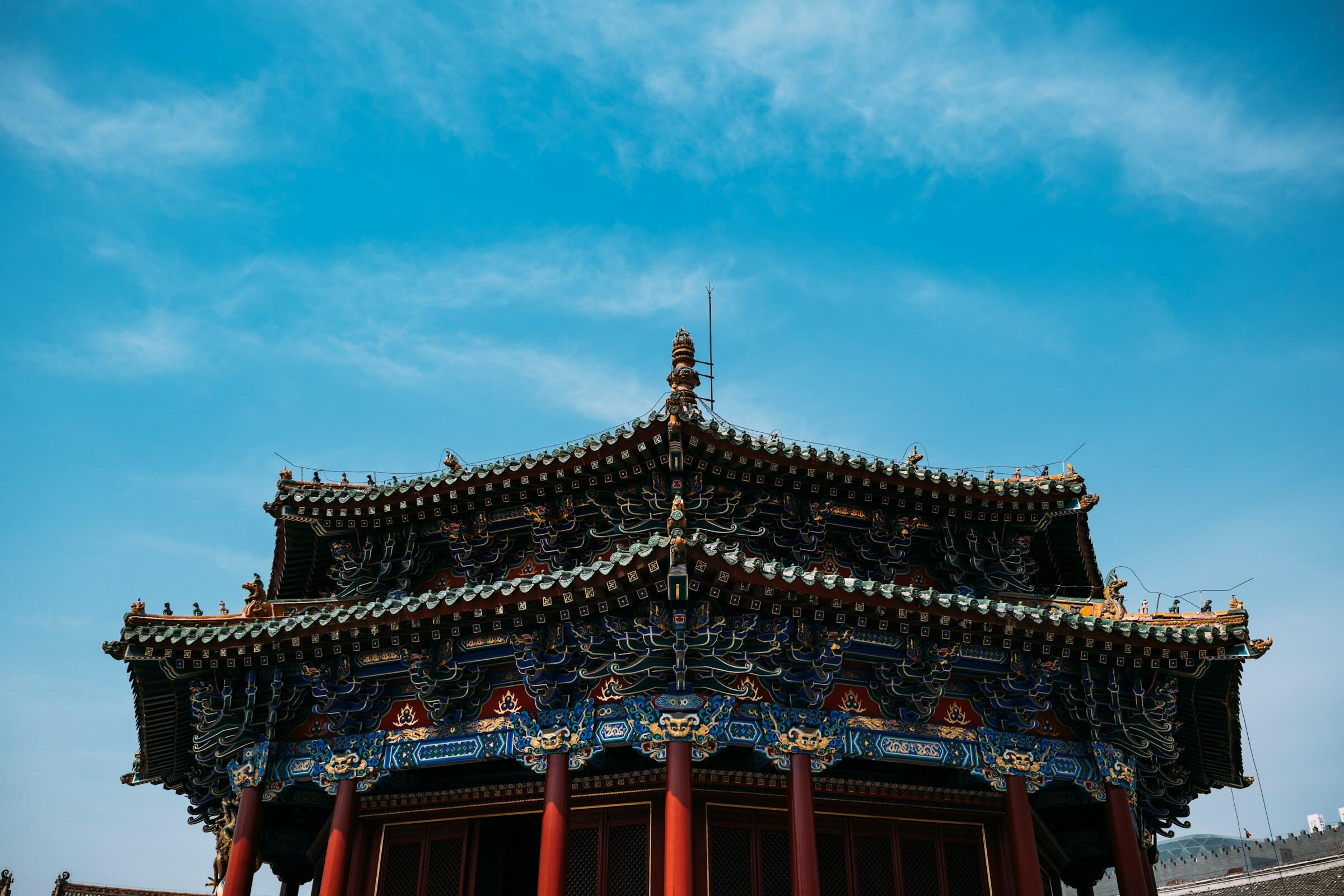 Bunte Verzierungen am Dach des Mukden-Palast.