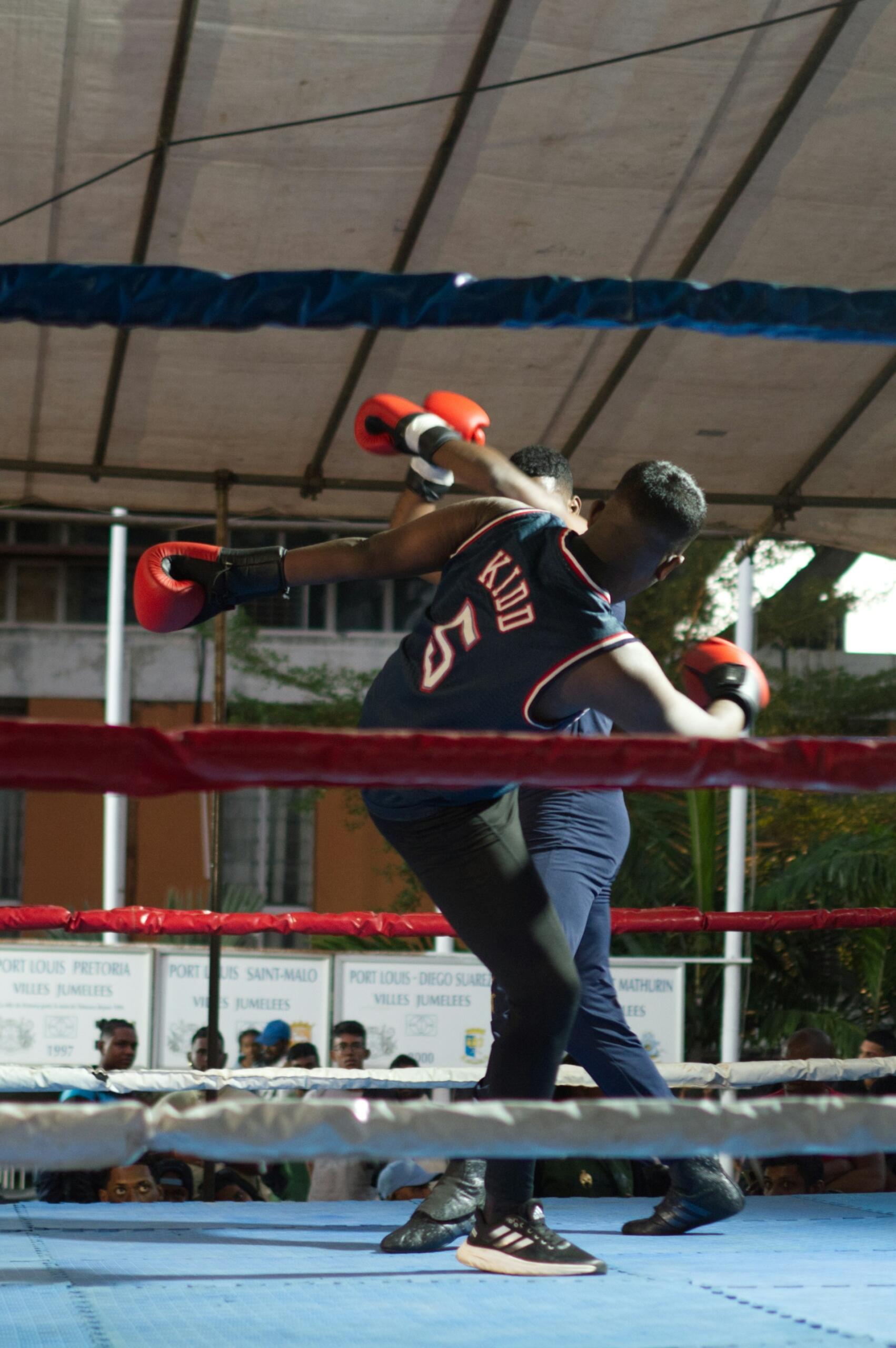 Zwei Boxer kämpfen Savante in einem Ring.