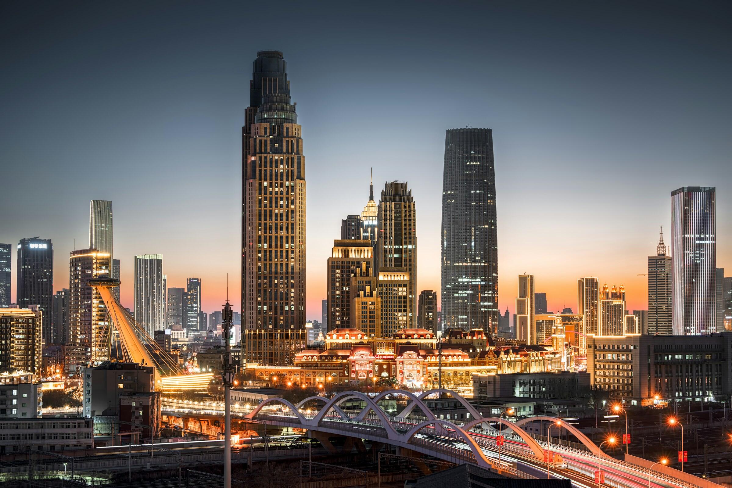Tianjins Skyline bei Nacht. 