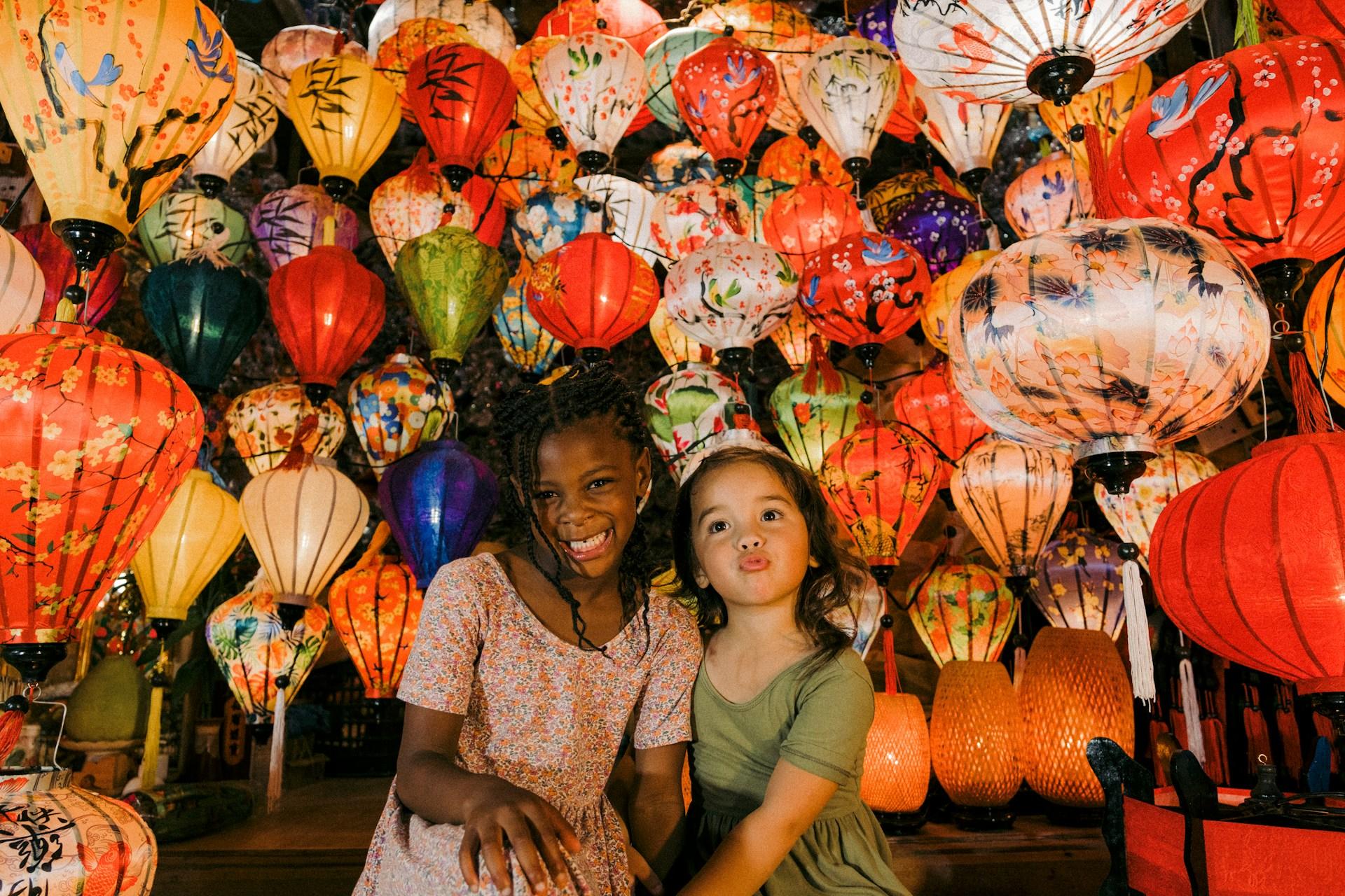 Zwei Kinder vor traditionellen chinesischen Laternen