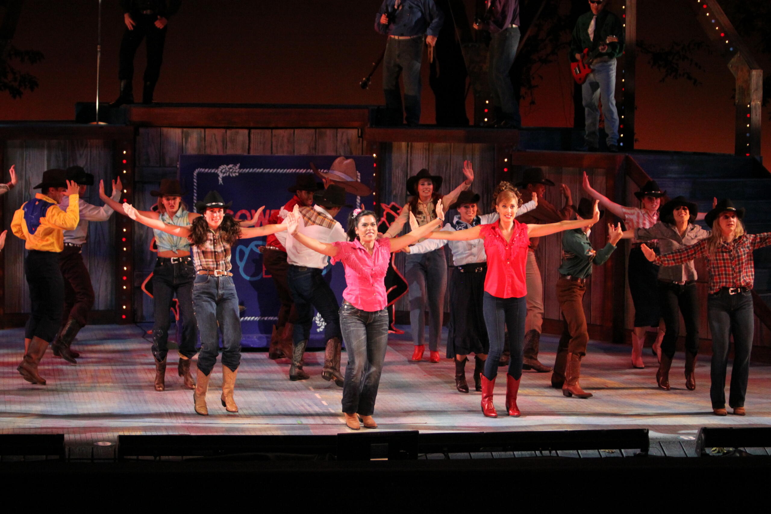 Gruppe steht tanzend auf der Bühne.
