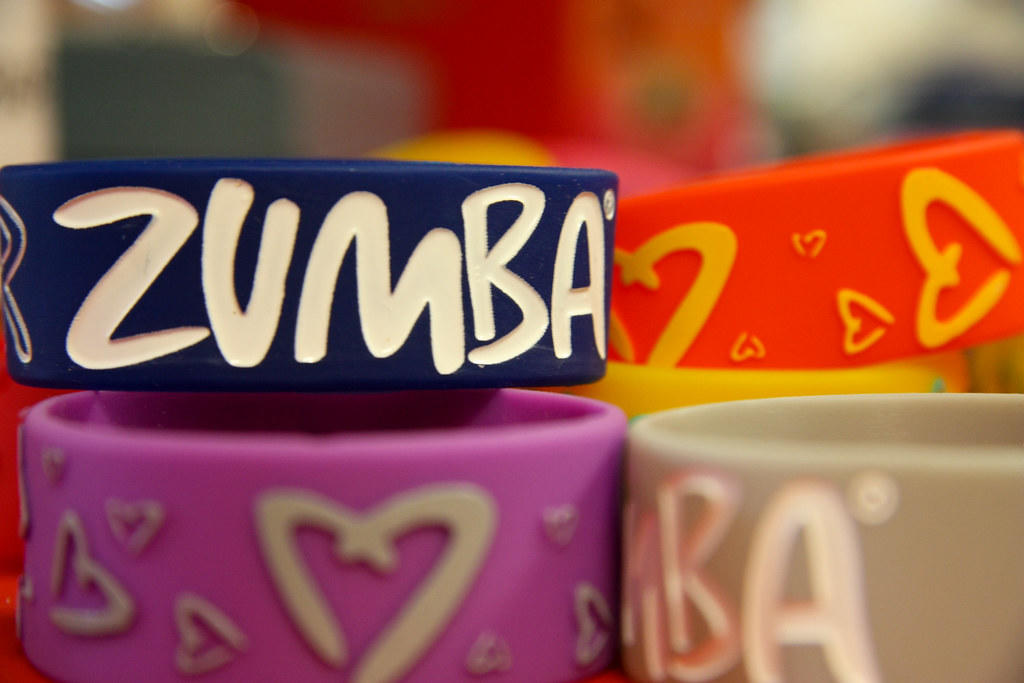 Zumba ist ein Tanz und eine Sportart.