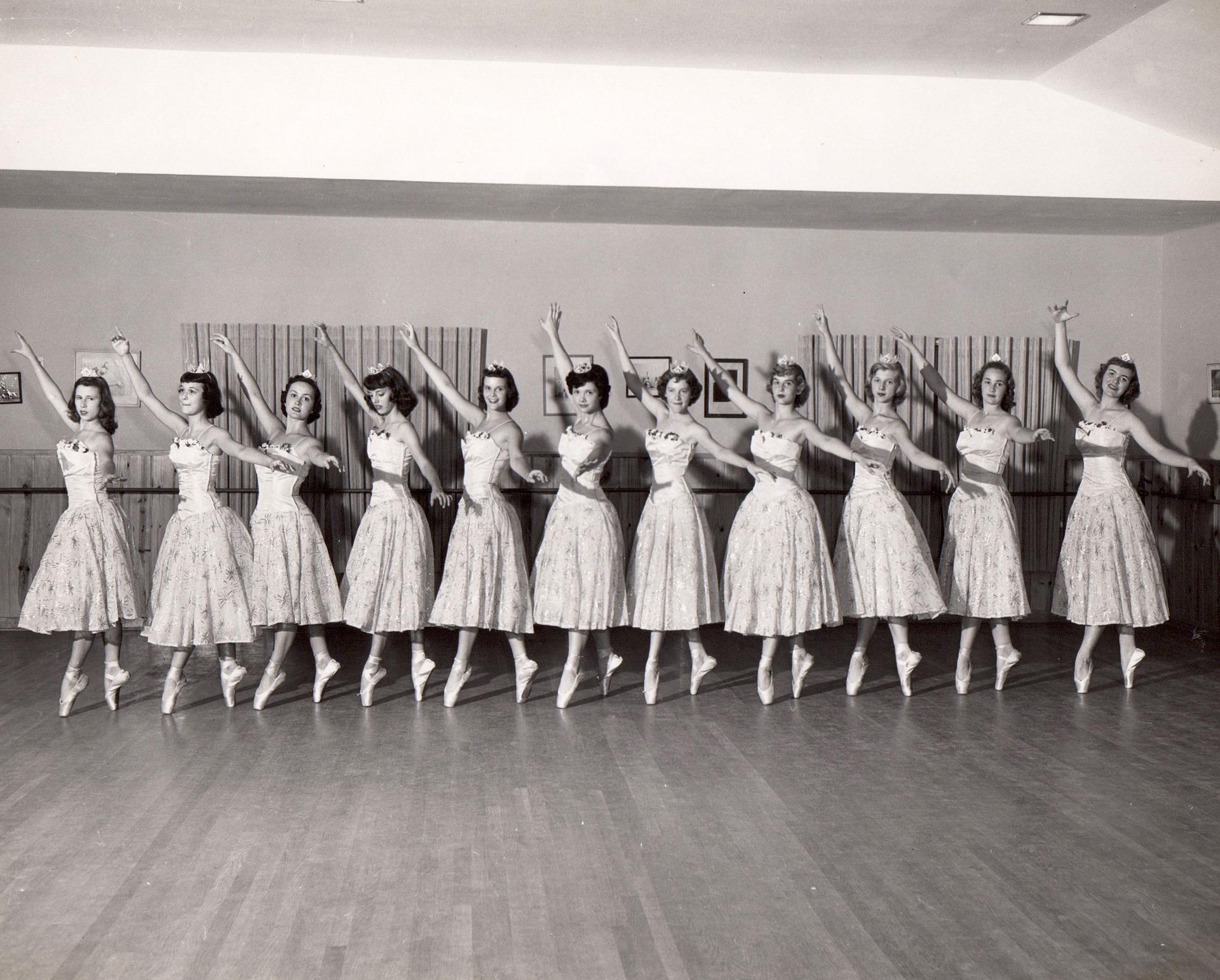 Damen tanzen in einer Reihe Ballett.