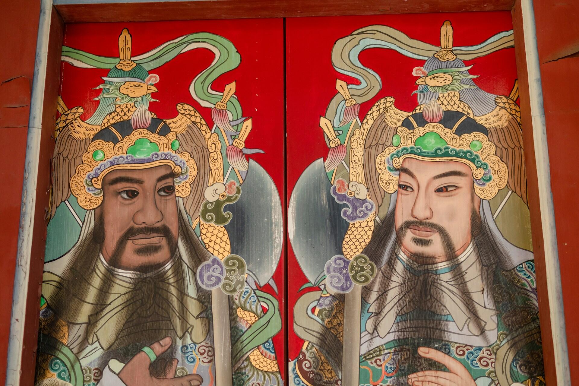 Gemälde von zwei Männern mit Hüten und traditioneller Kleidung.