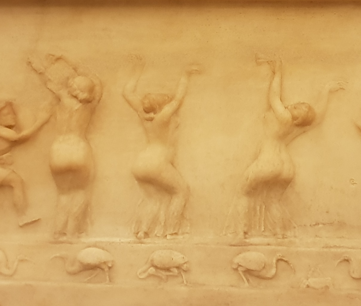 Tanzende Ägypterinnen mit Bewegungen, die an Bauchtanz erinnern, Römisches Relief