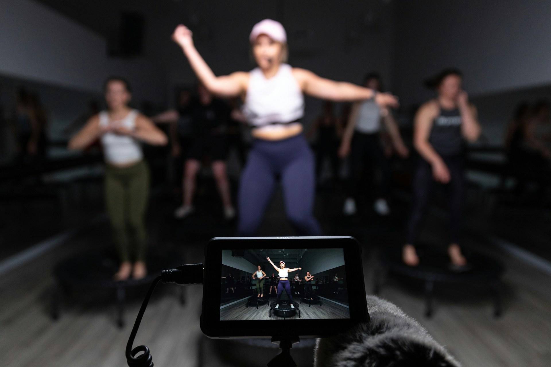Frauen beim Tanz Workout filmen sich