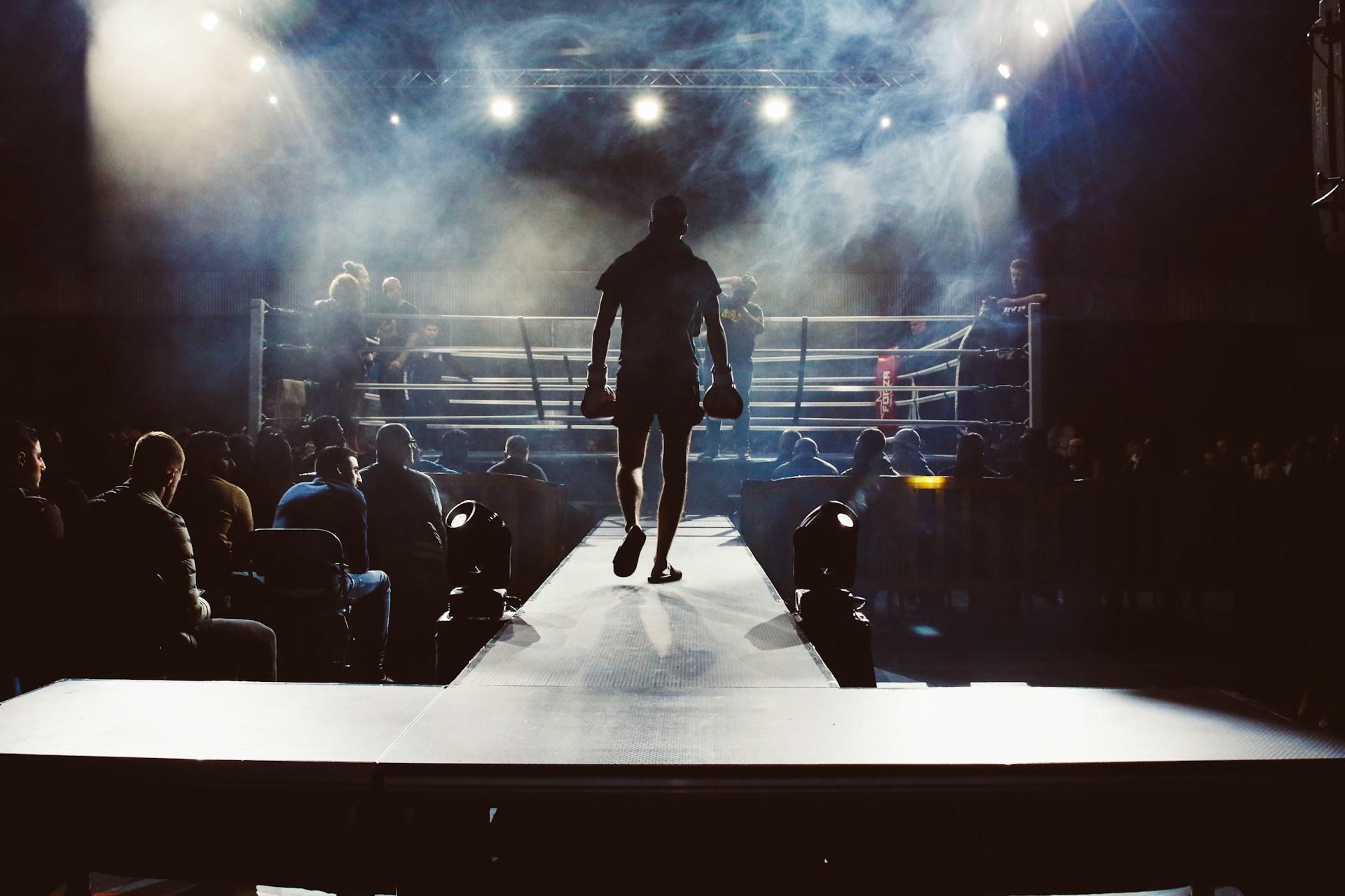Mann läuft zum Ring für einen Wettkampf im Boxen
