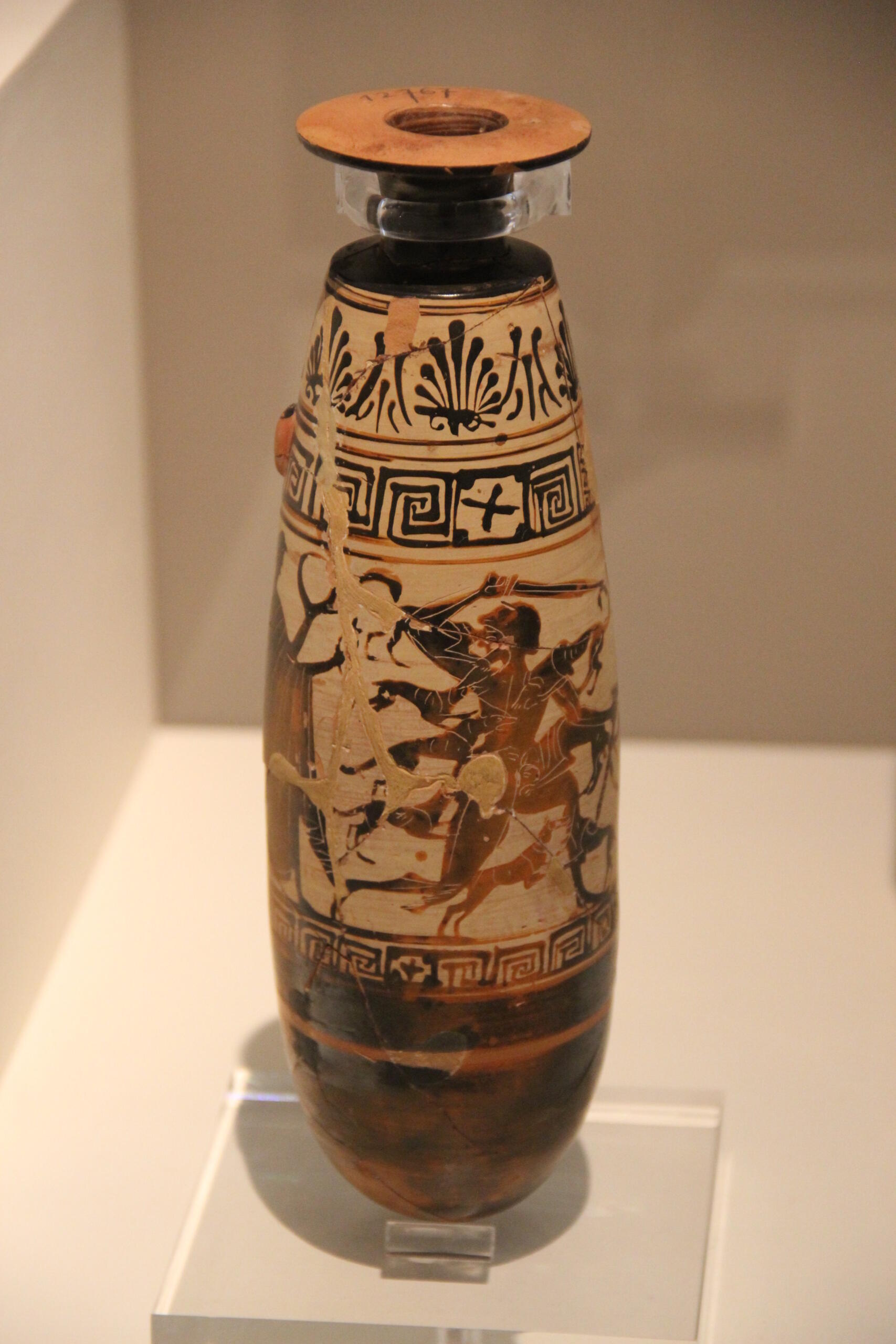 Eine antike griechische Vase, die kunstvoll bemalt wurde.