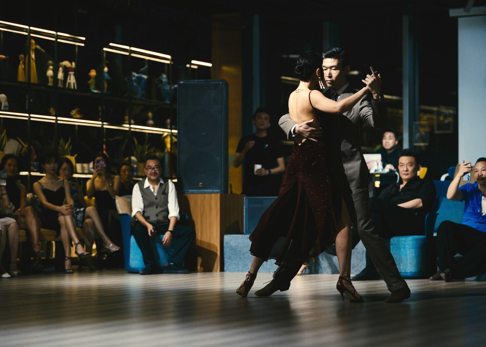 Ein Paar, das Tango tanzt