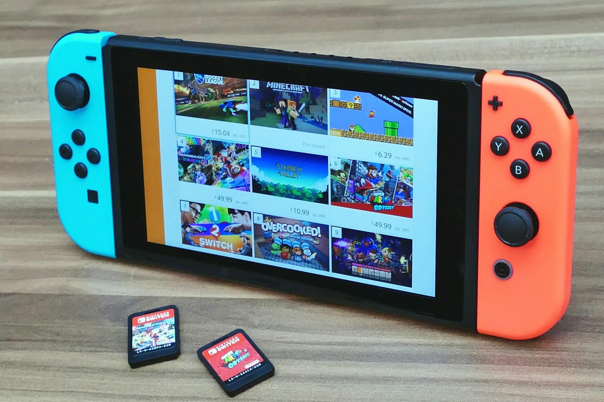 Eine orange-blaue Nintendo Switch mit Videospielen