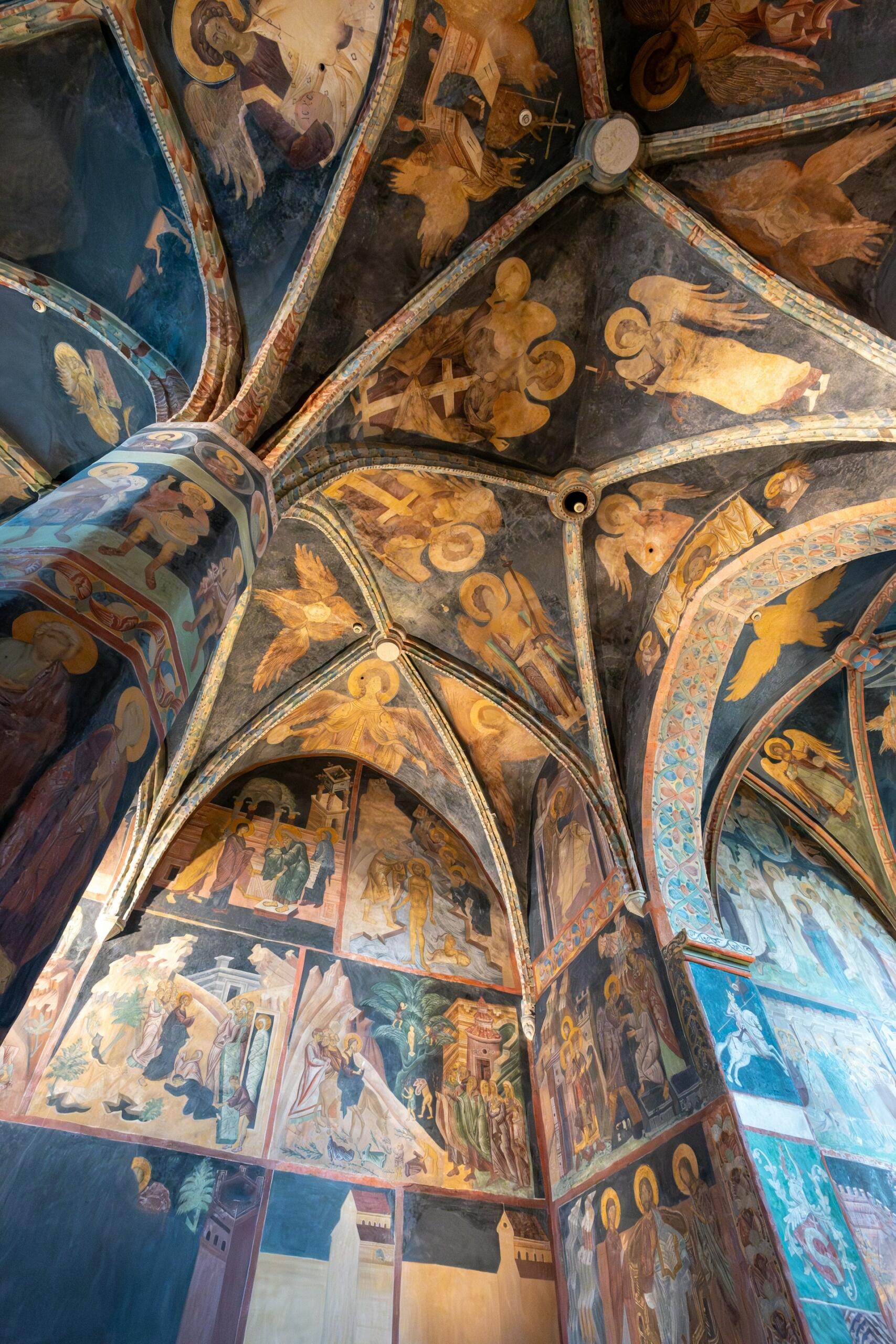 große Fresken in einer Kirche.
