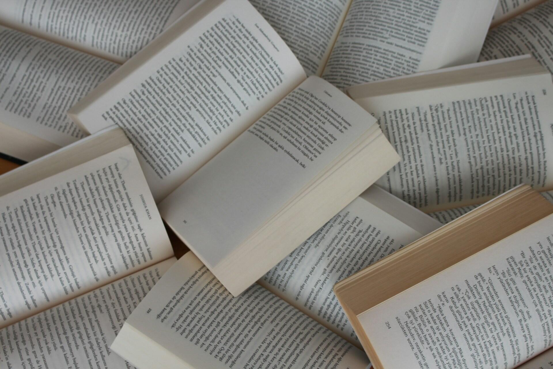 Ein Stapel offener Bücher