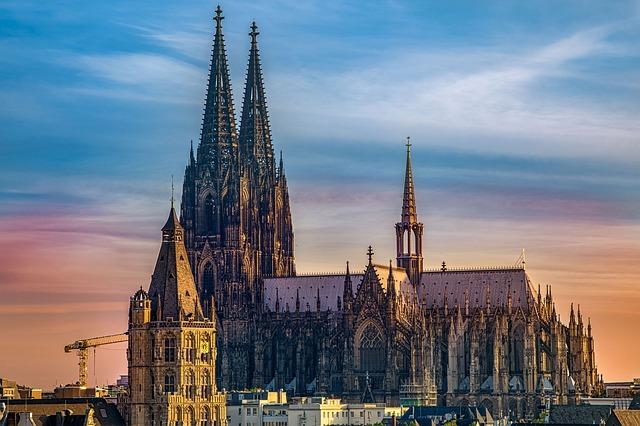 Es gibt viele Bilder, die den Dom in Köln zeigen.