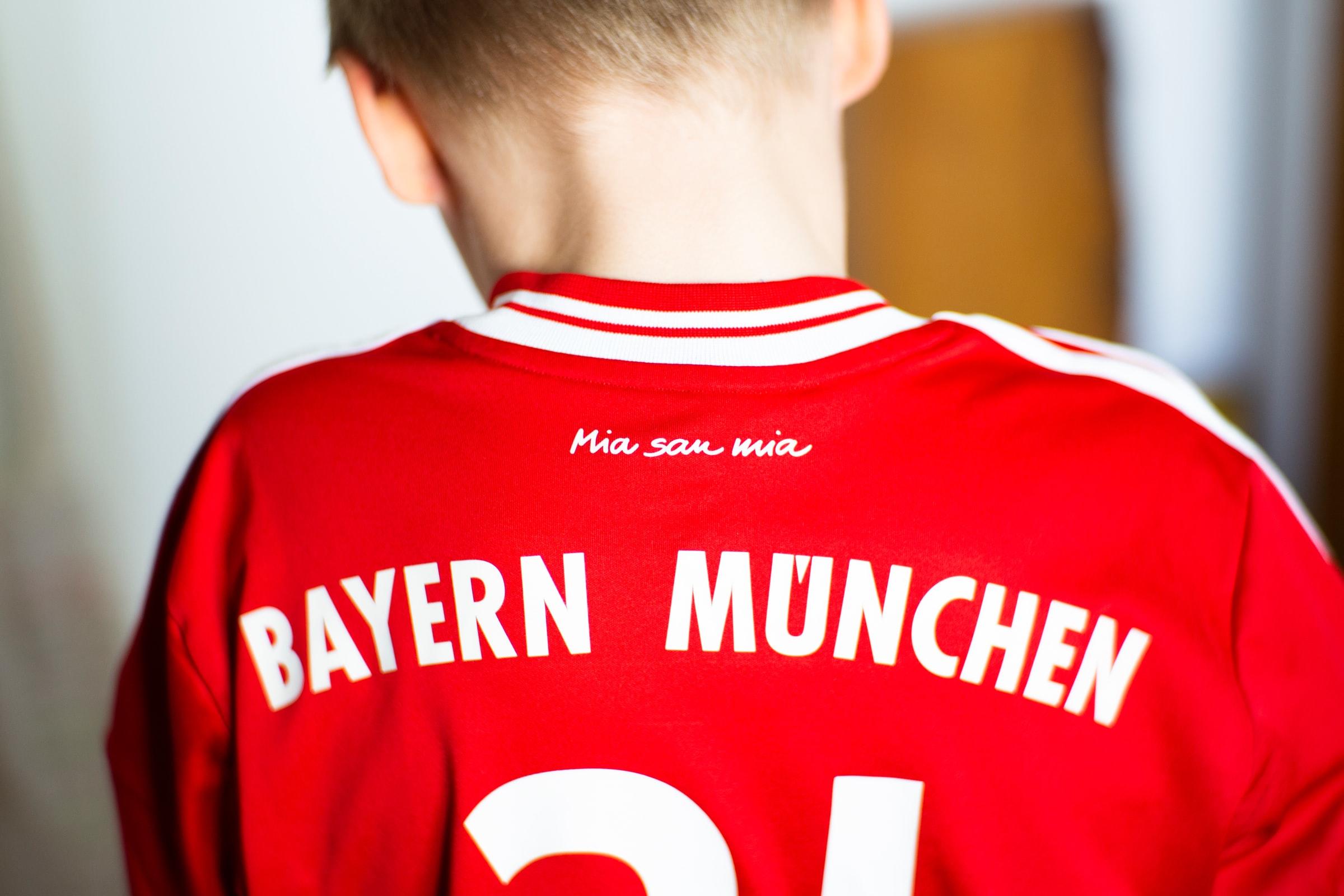 Junge im Bayern München Trikot