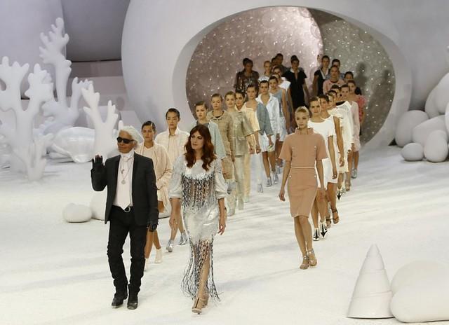 Jeder in der Modewelt kennt die Kollektionen von Karl Lagerfeld.