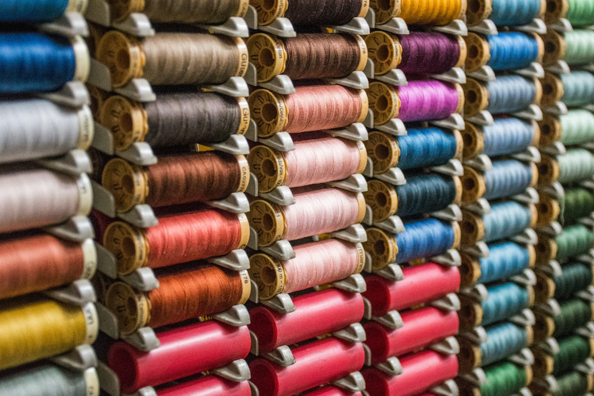 Fadenspulen in verschiedenen Farben