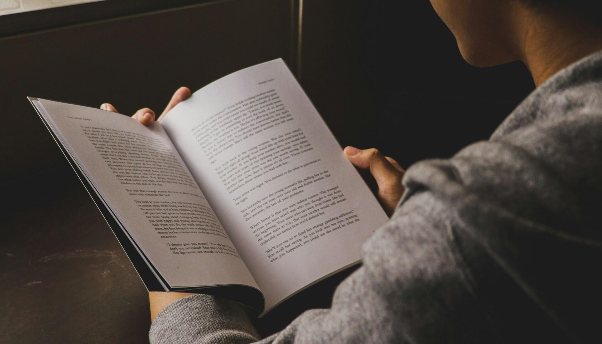 Eine Person hält ein Buch
