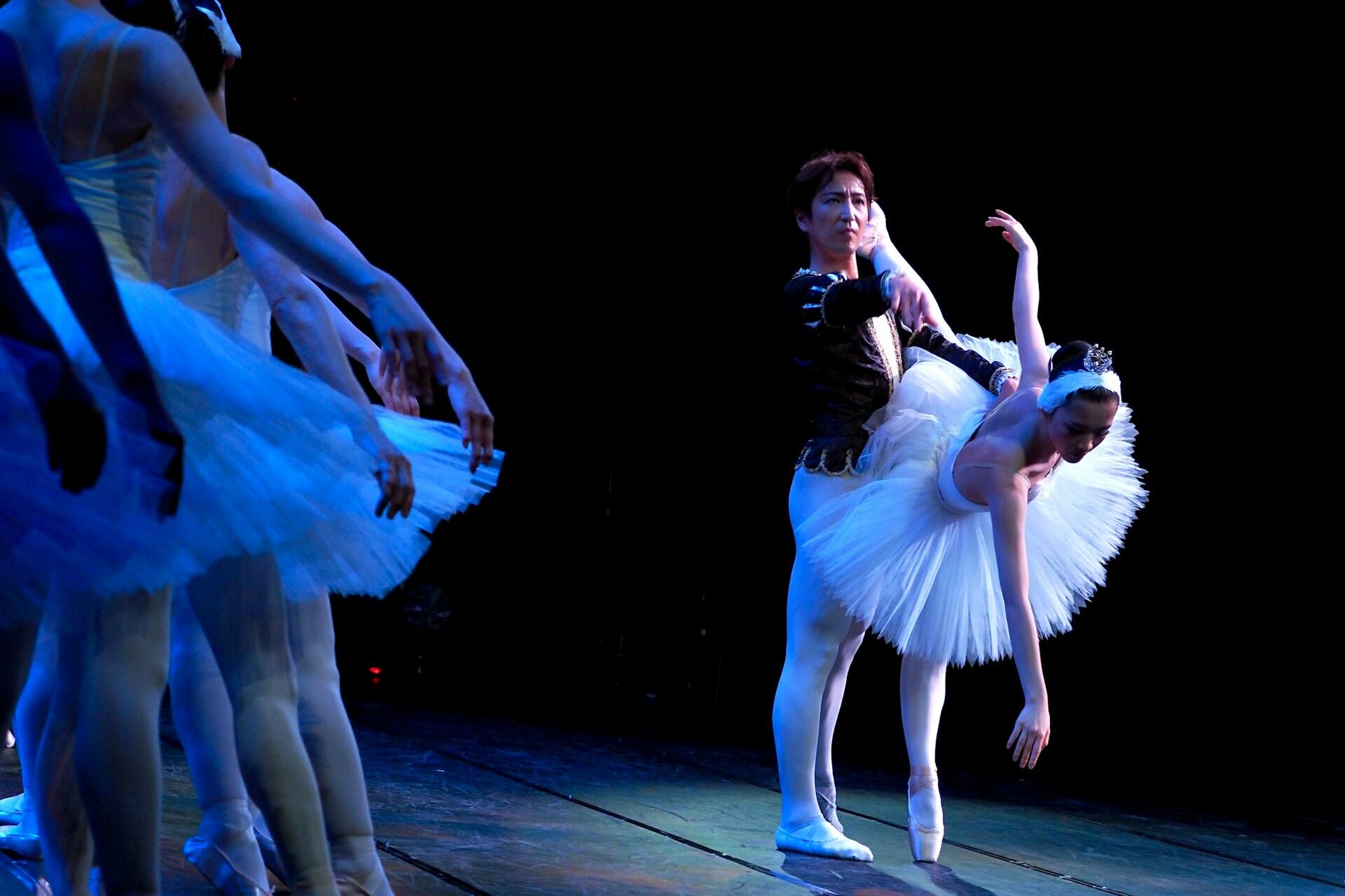 Ballerina neben Frau auf der Bühne.