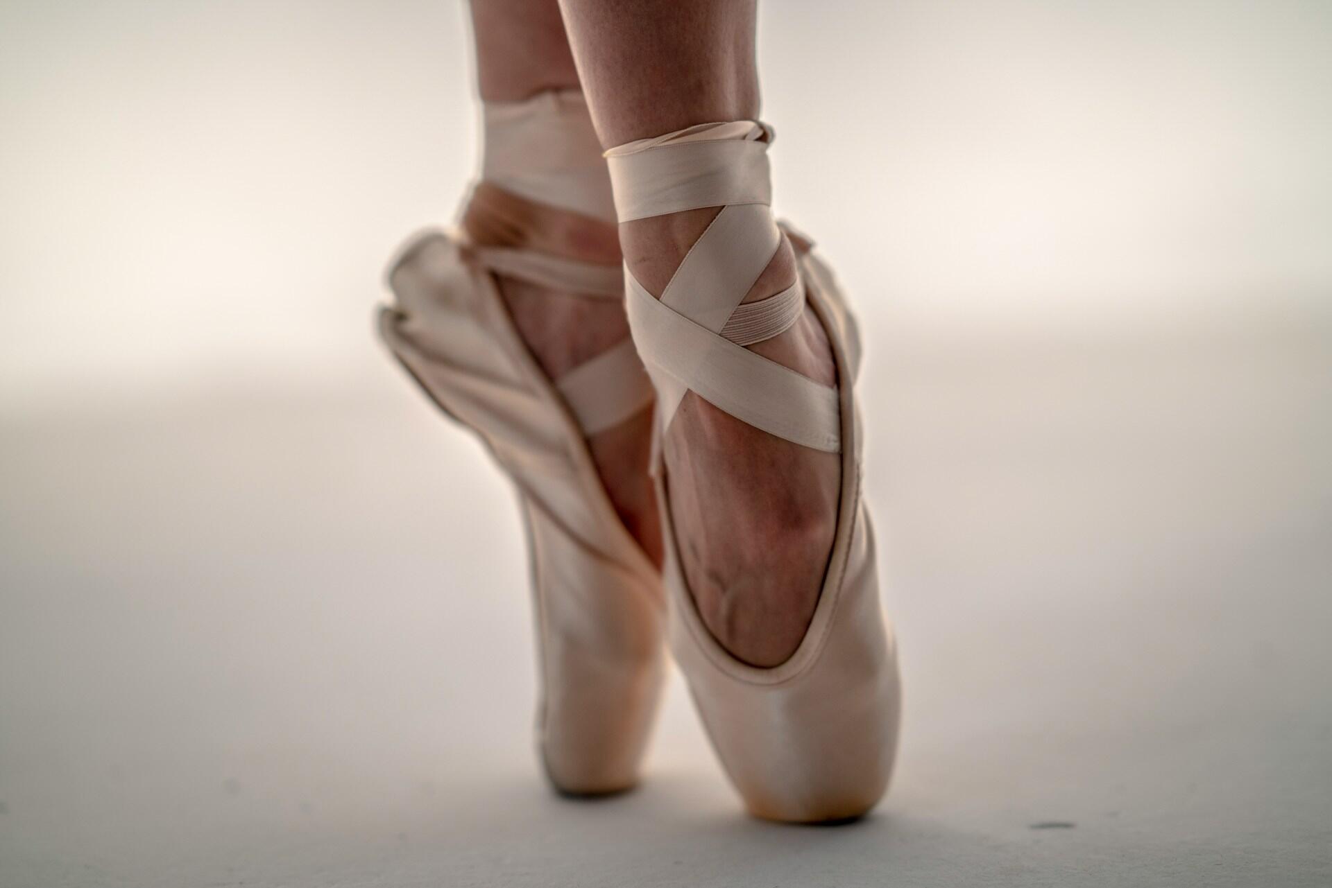 Füße in Ballettschuhen auf Zehenspitzen.