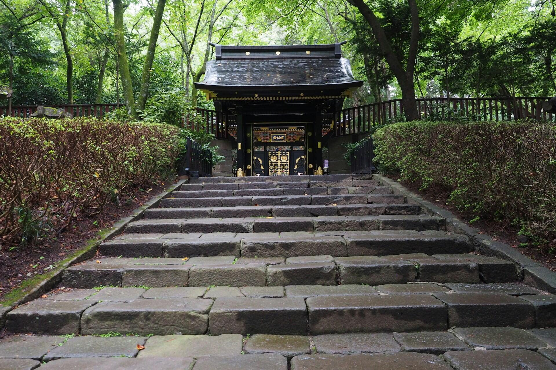 Steintreppe mit Tempel am Anfang und Bäumen.