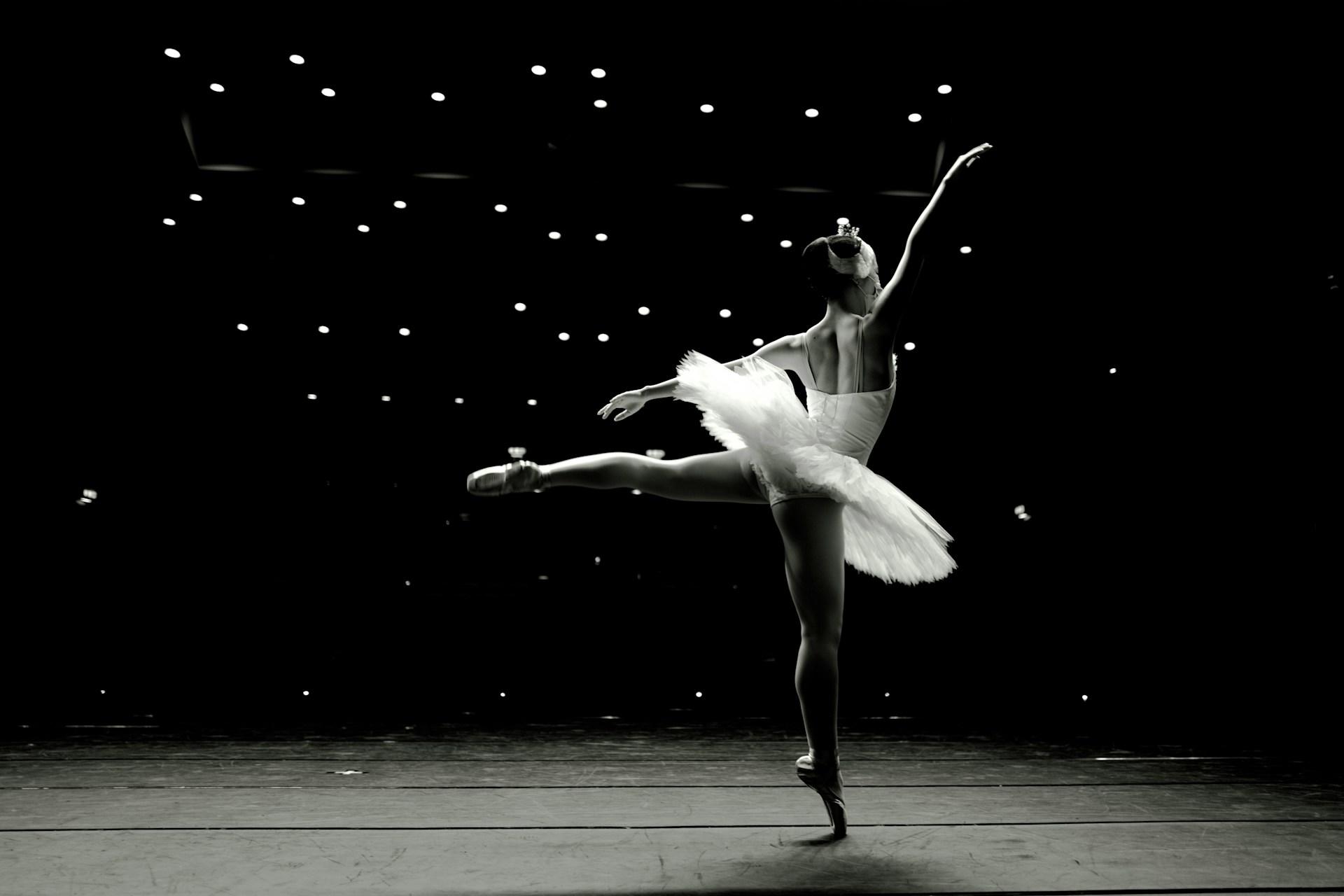 Eine Ballerina auf Spitzenschuhen in klassischer Tanzposition
