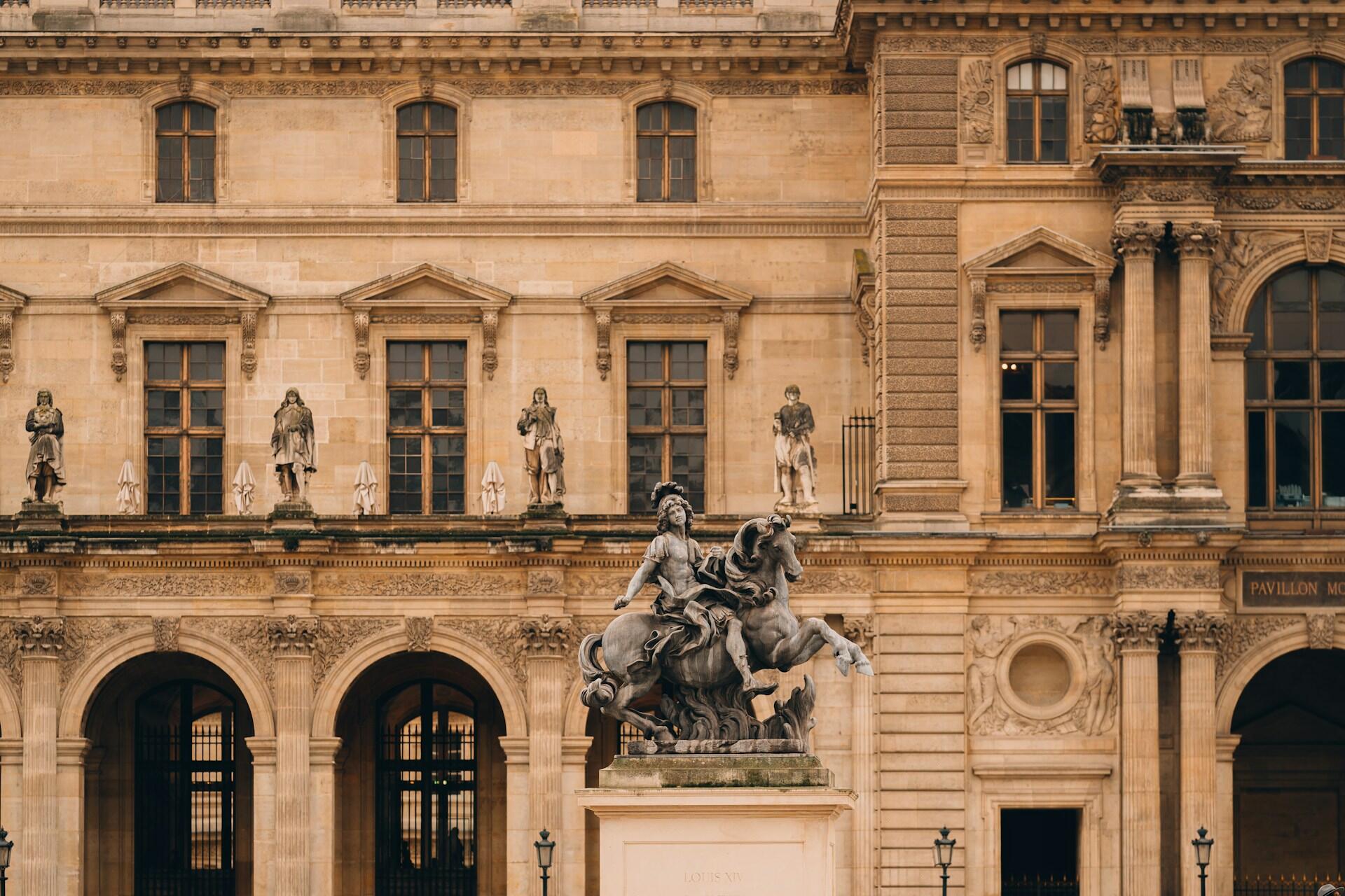 Gebäude mit Statue auf Sockel.