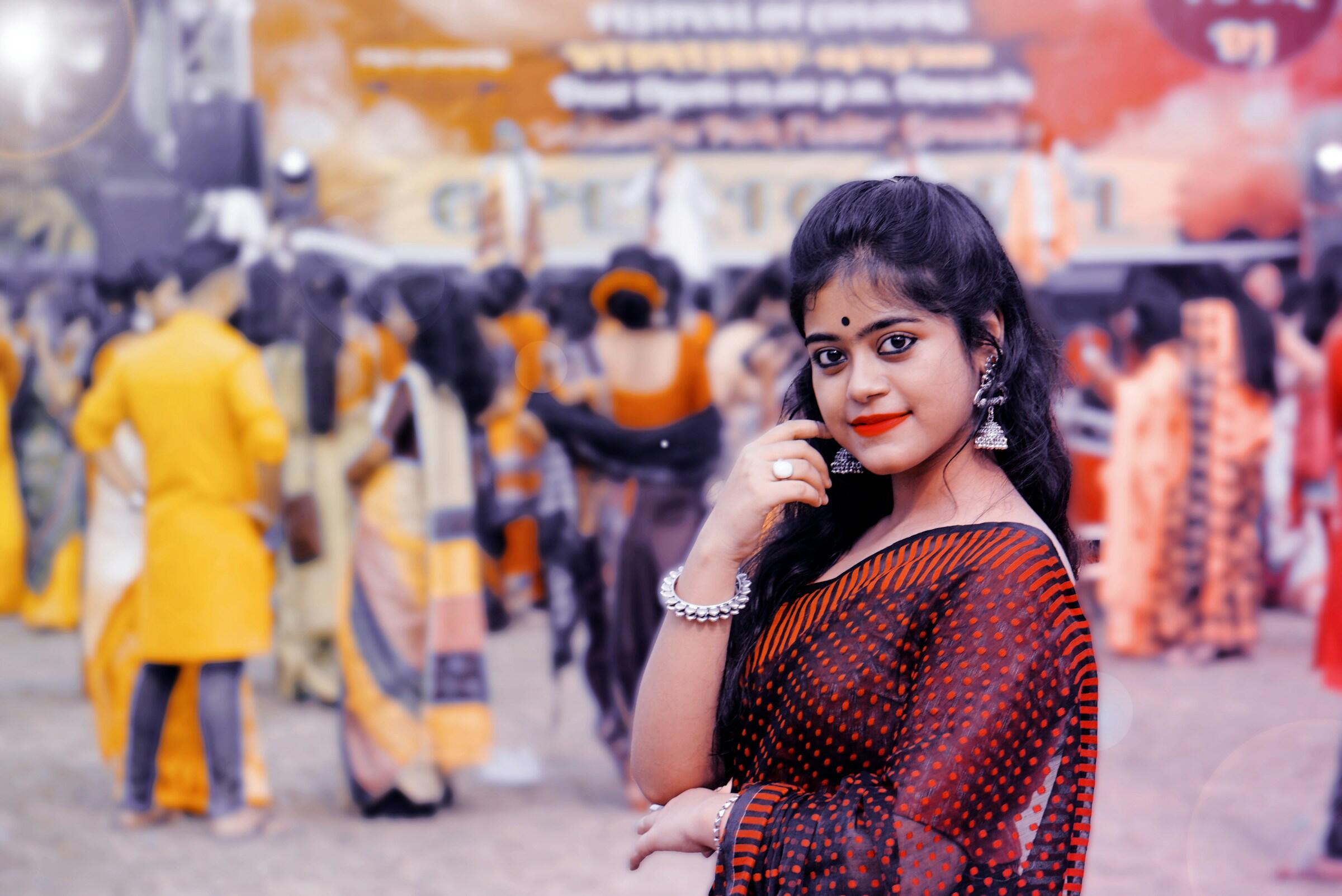 Eine indische Frau schaut in die Kamera.