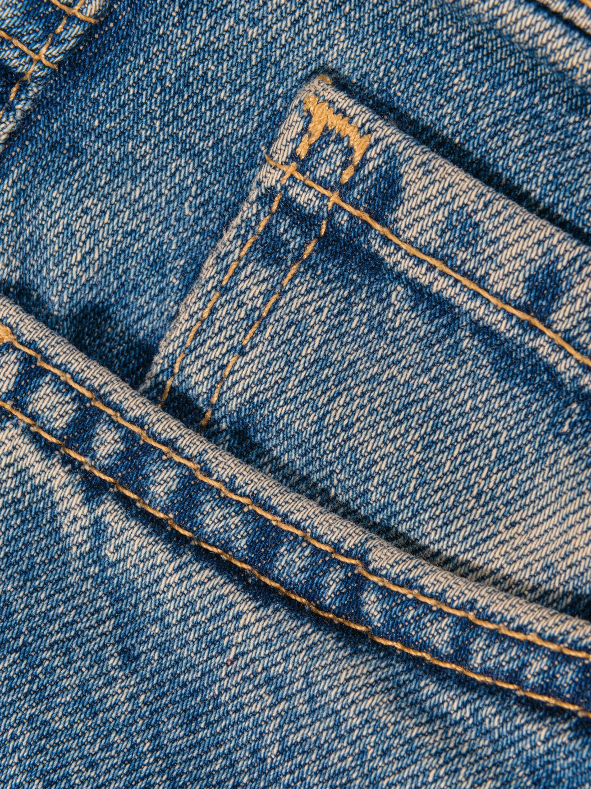 Eine Nahaufnahme von einer Jeanstasche.