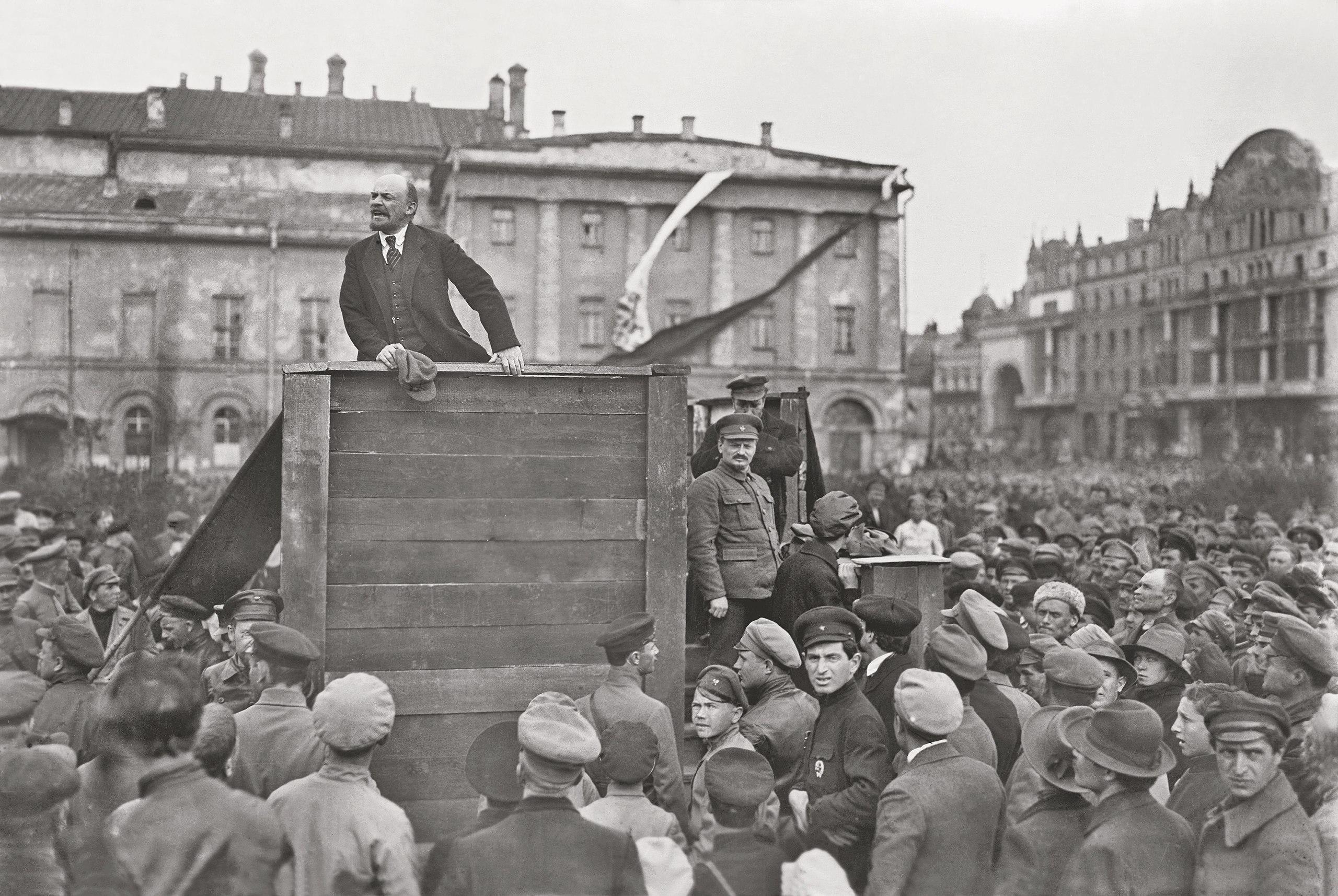Lenin auf einem Podest mitten in einer Menschenmenge