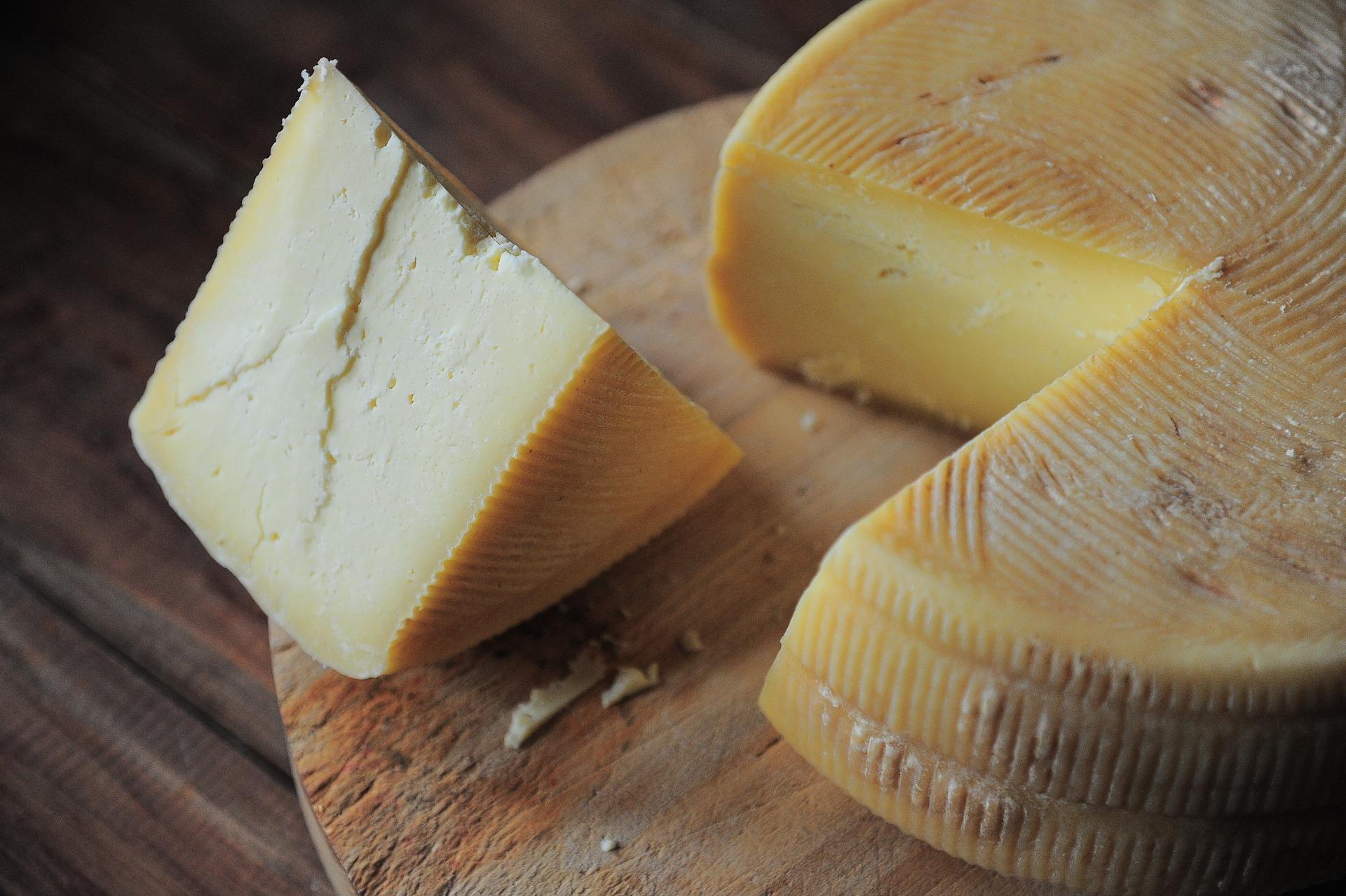 Zu den Milchprodukten oder Milcherzeugnissen zählen beispielsweise Käse, Joghurt, Eis und Butter.