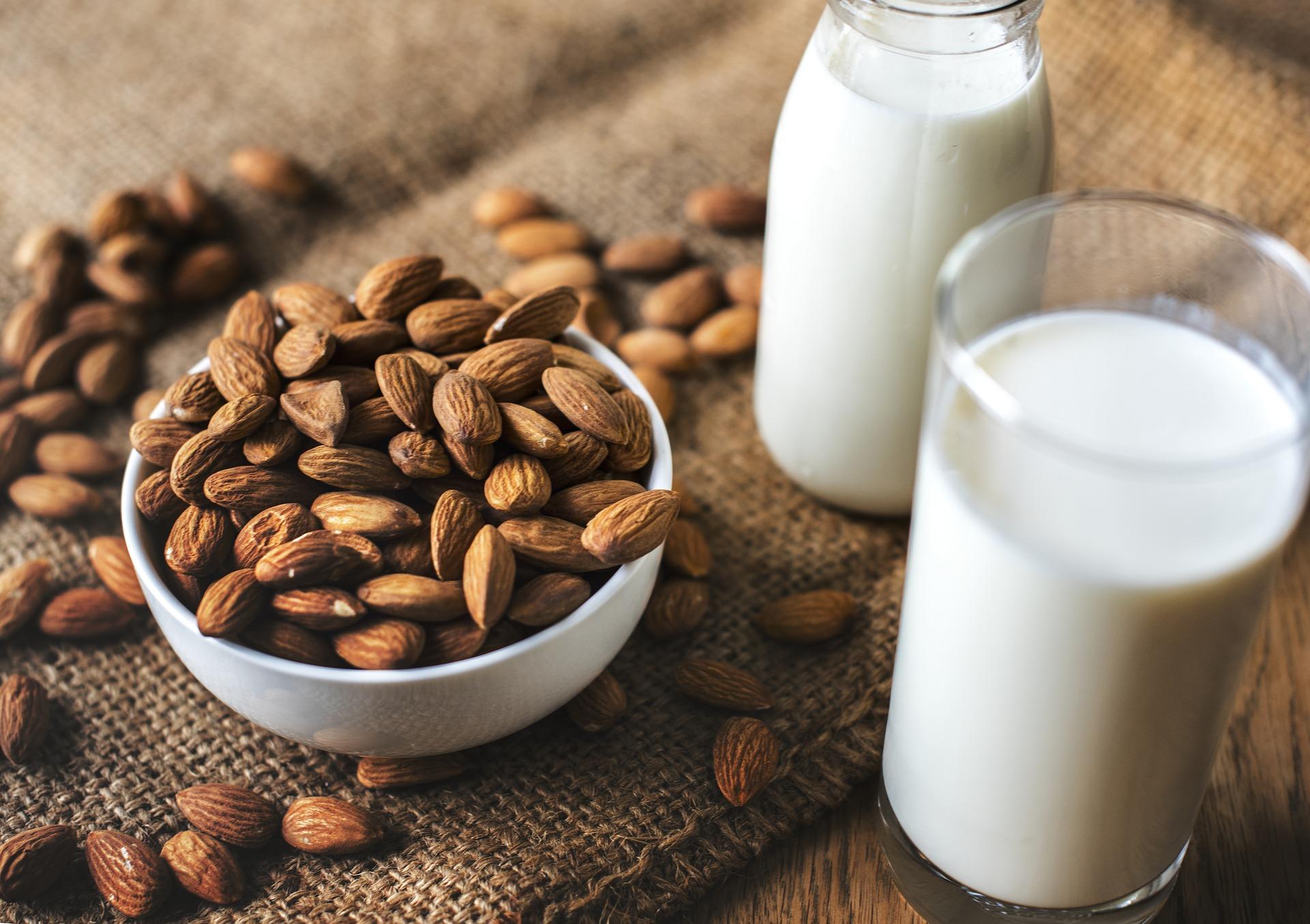 Es gibt zahlreiche pflanzliche Alternativen zur Milch wie Mandelmilch, Hafermilch oder Kokosnussmilch. 