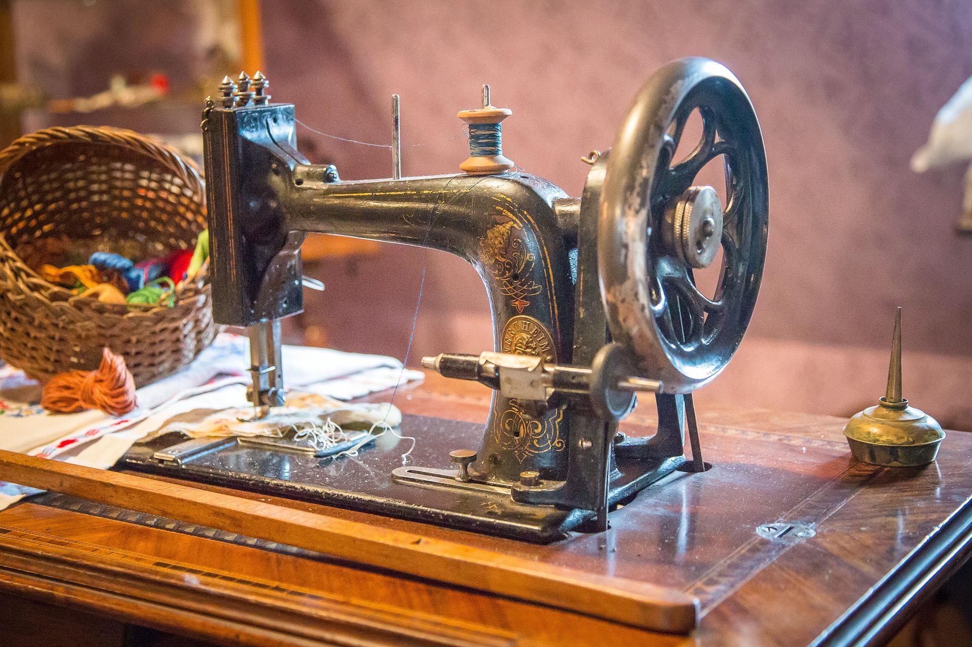 Hast Du schon einmal eine alte mechanisch betriebene Nähmaschine gesehen?