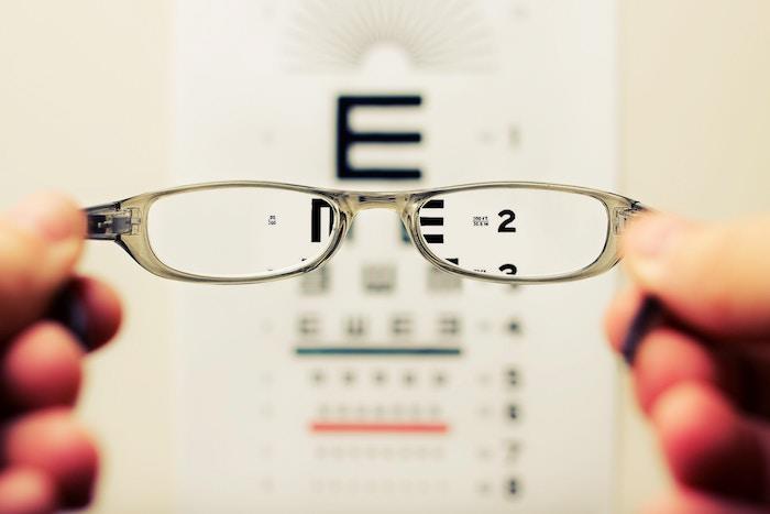 Ebenso wichtig wie die richtige Ernährung für die Augen, ist der regelmäßige Besuch beim Optiker.