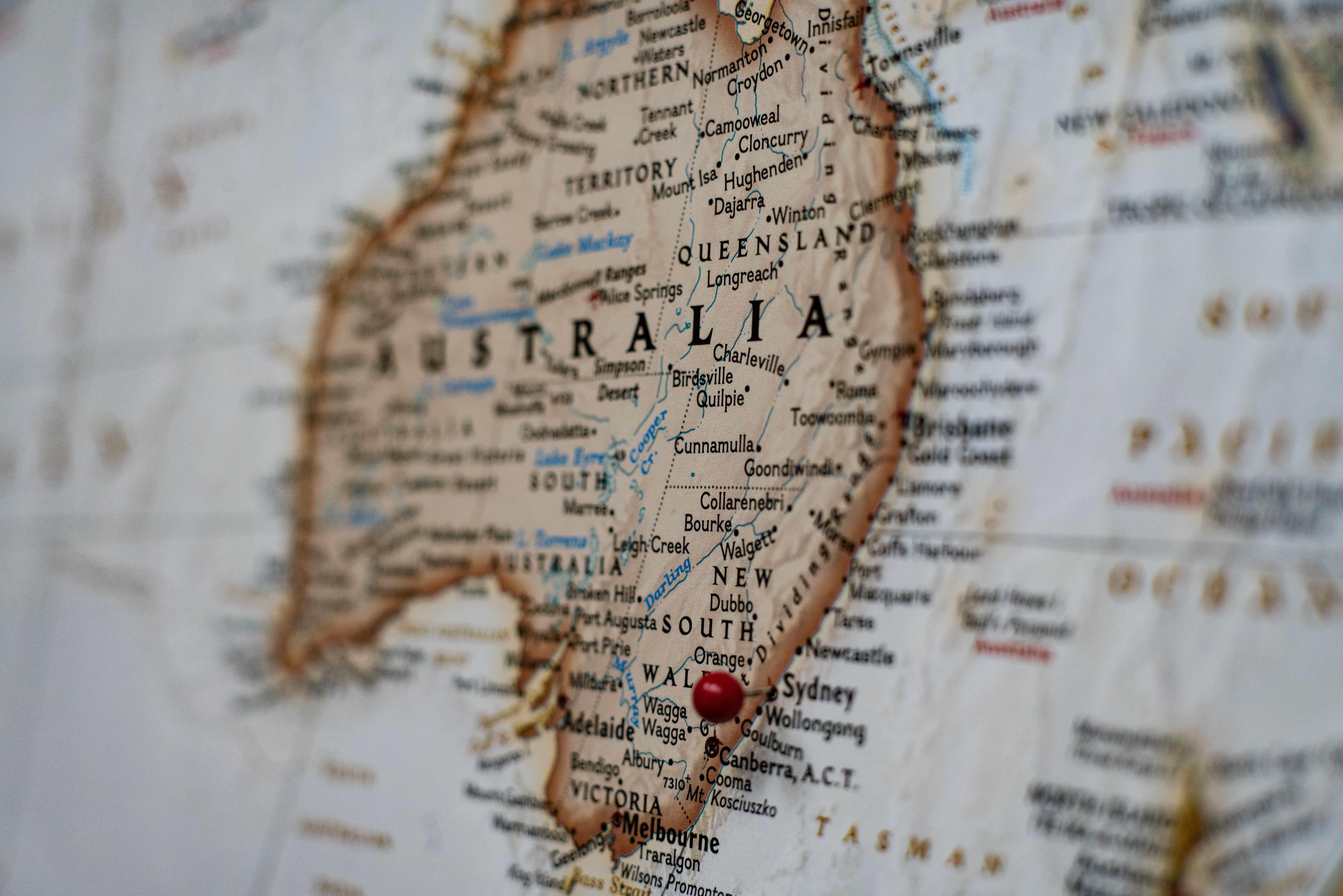 Nahaufnahme von Australien auf einer Landkarte mit roter Stecknadel auf der Stadt Sydney.