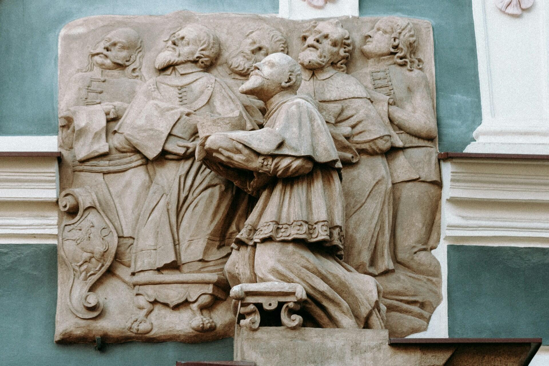 Platte mit Figuren aus Stein.