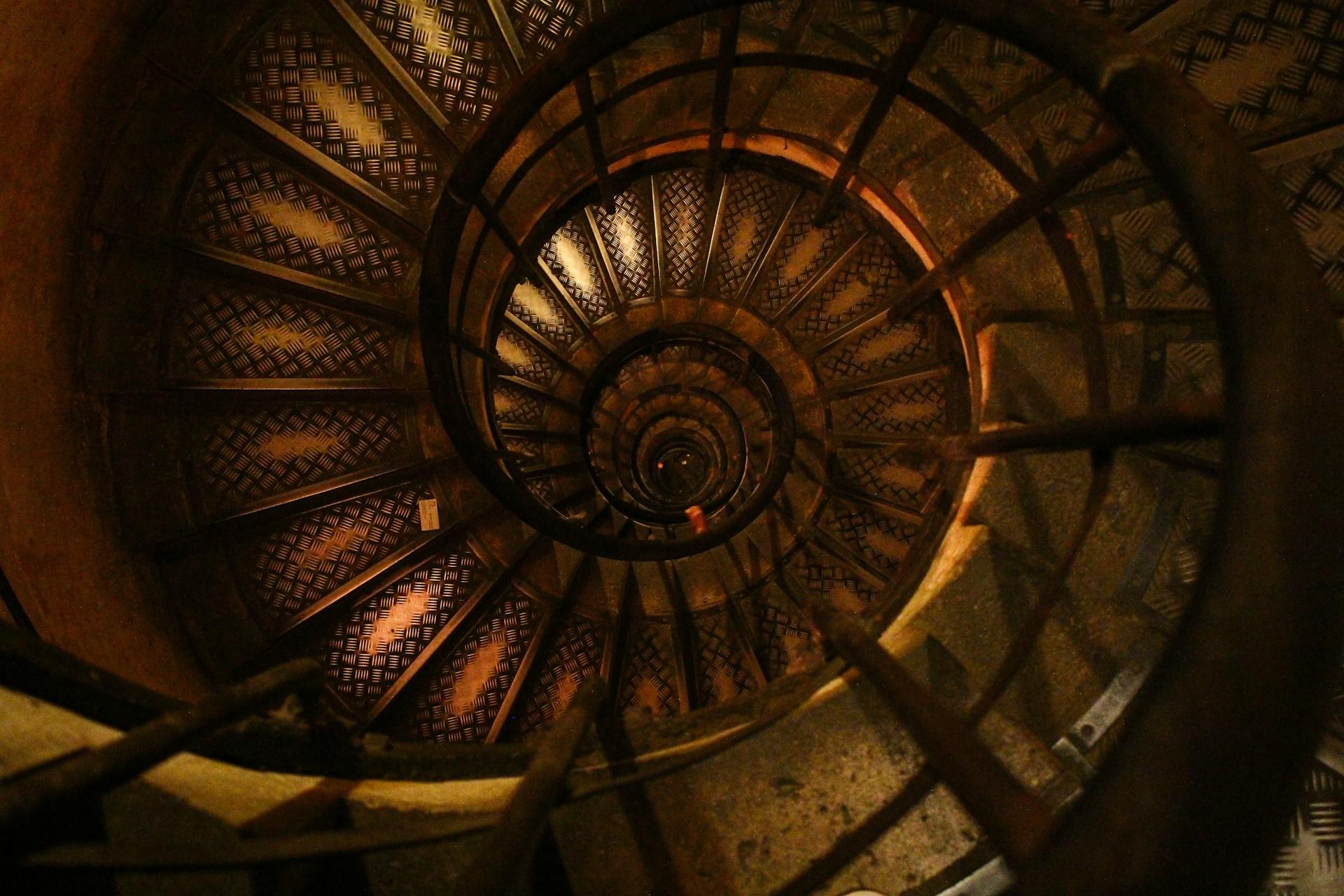 Eine Wendeltreppe von unten